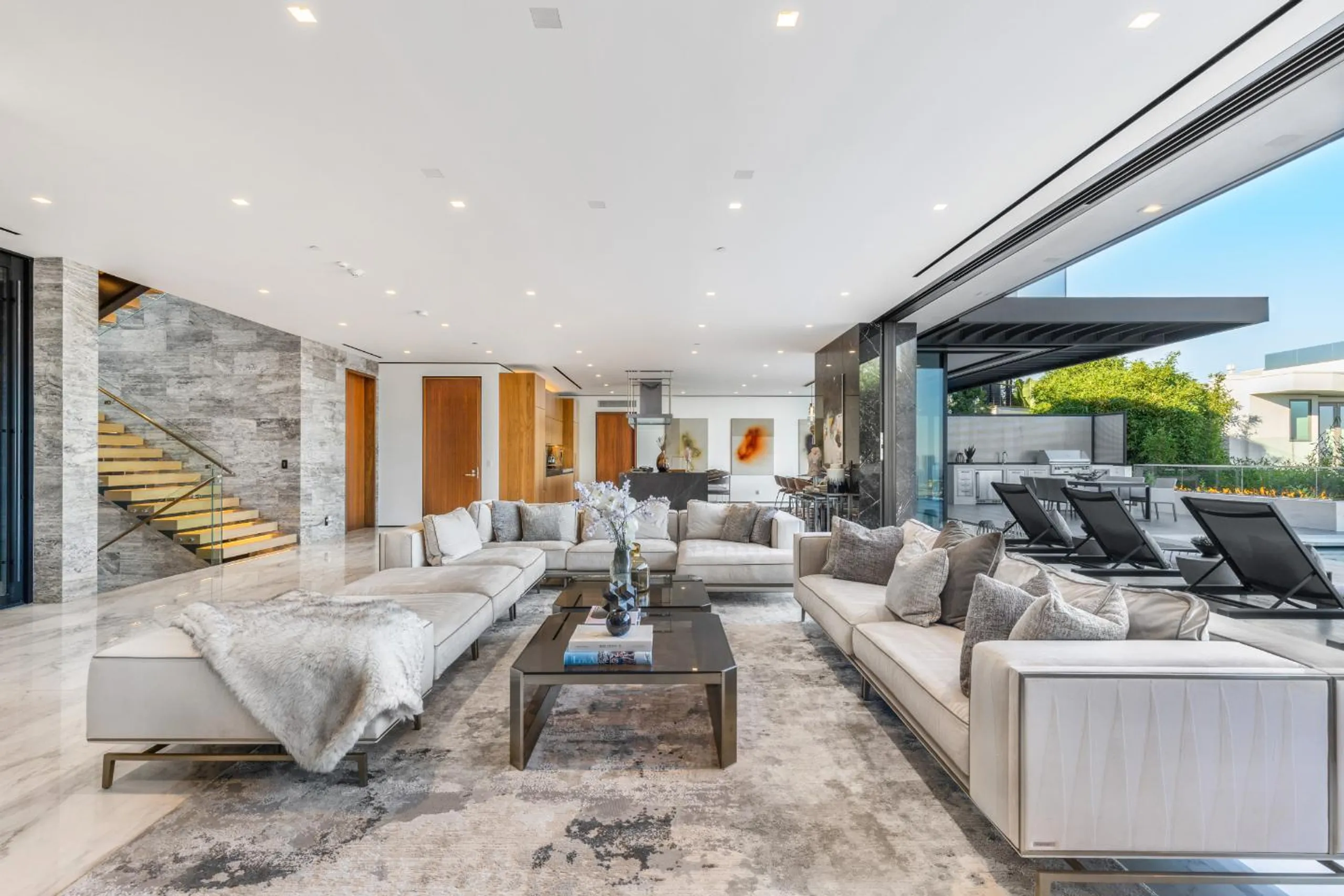 Stunning Bird Street Modern Estate with Infinity Pool and Views — photograph 7