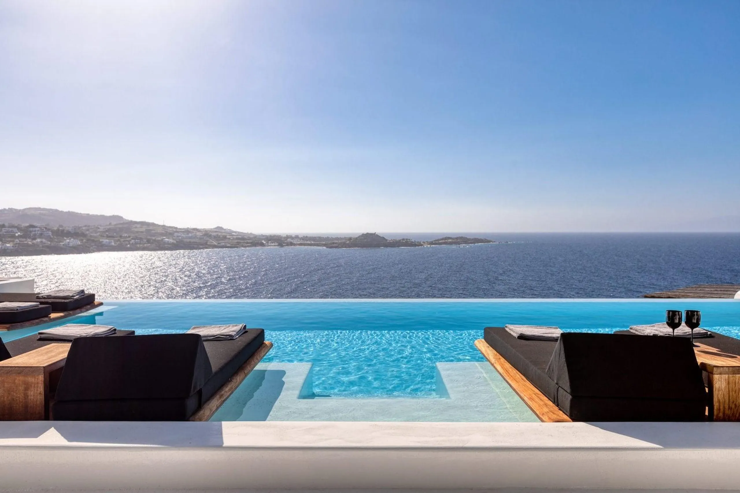 Abundant Mykonos Estate with Crystalline Pool and Jacuzzi — photograph 3