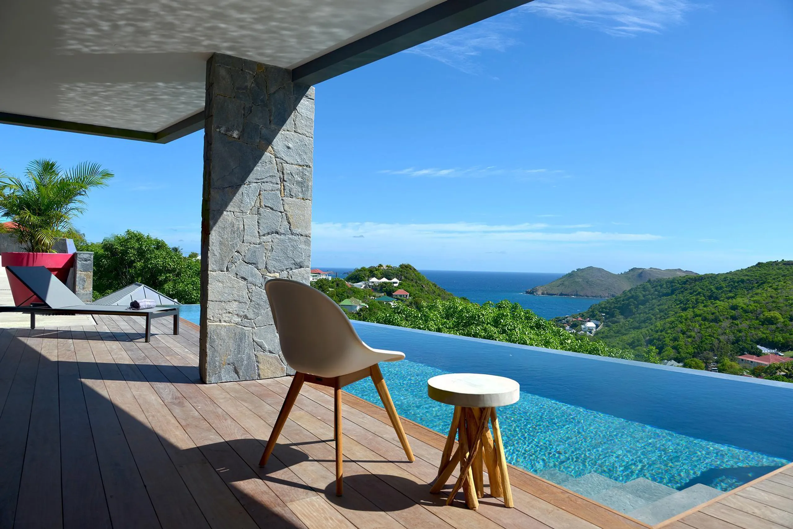 Serene Tropical Estate with Infinity Pool and Sweeping Ocean Views — photograph 3