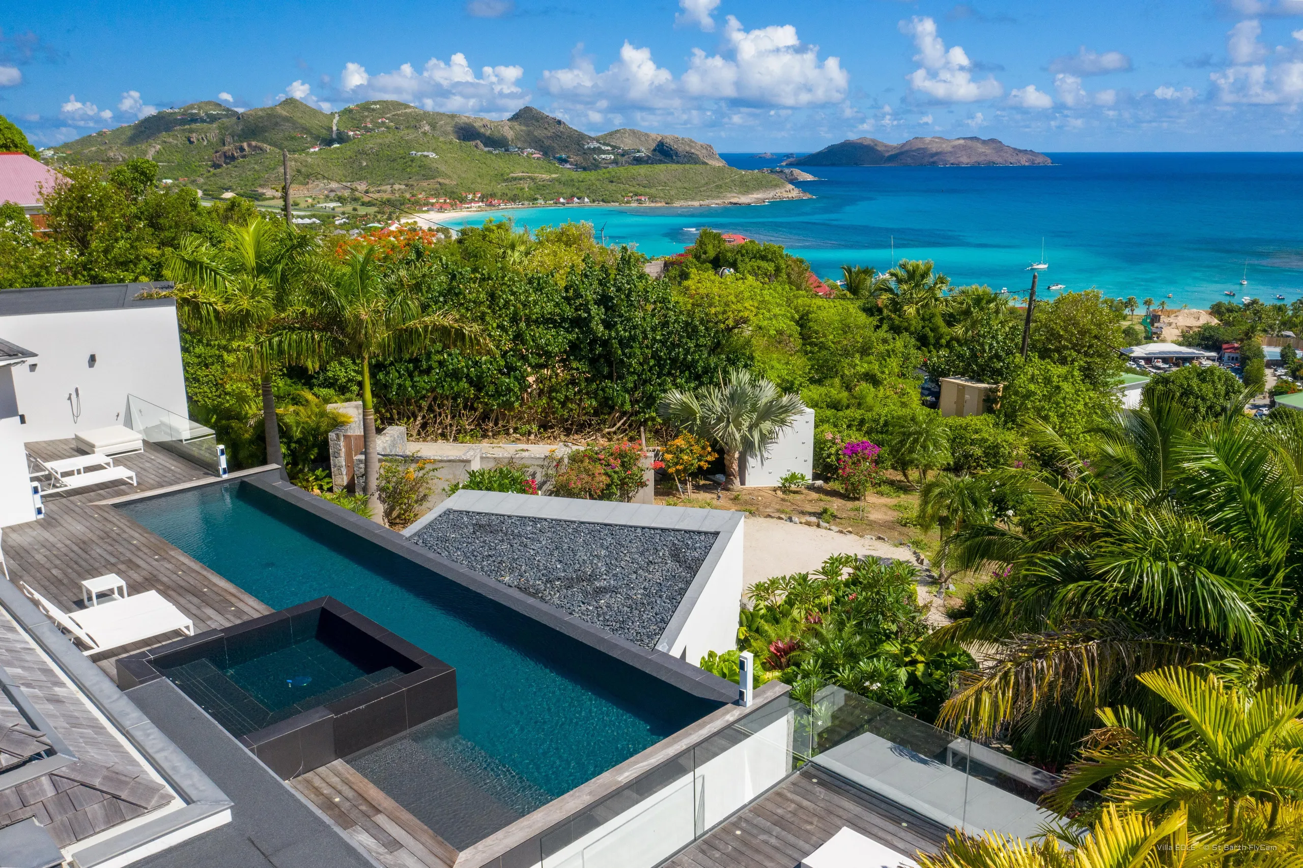 Captivating Tropical Villa with Infinity Pool and Fitness Room — photograph 4