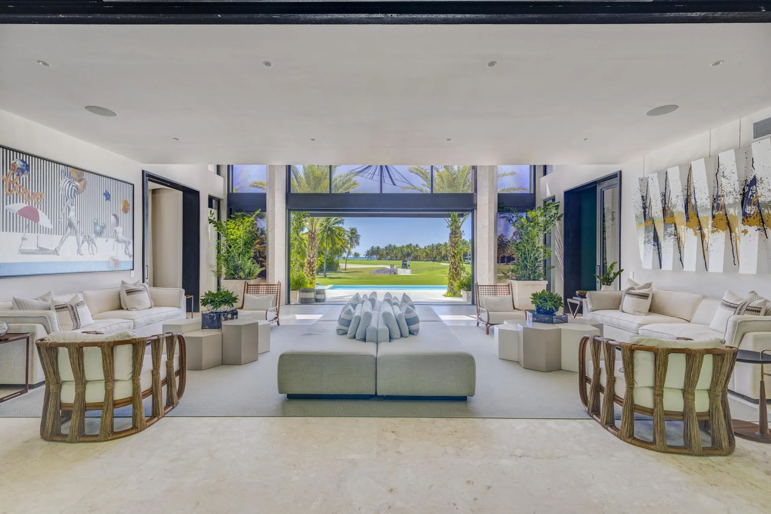 Family-Friendly Villa with Private Pool, Golf Course View — photograph 6
