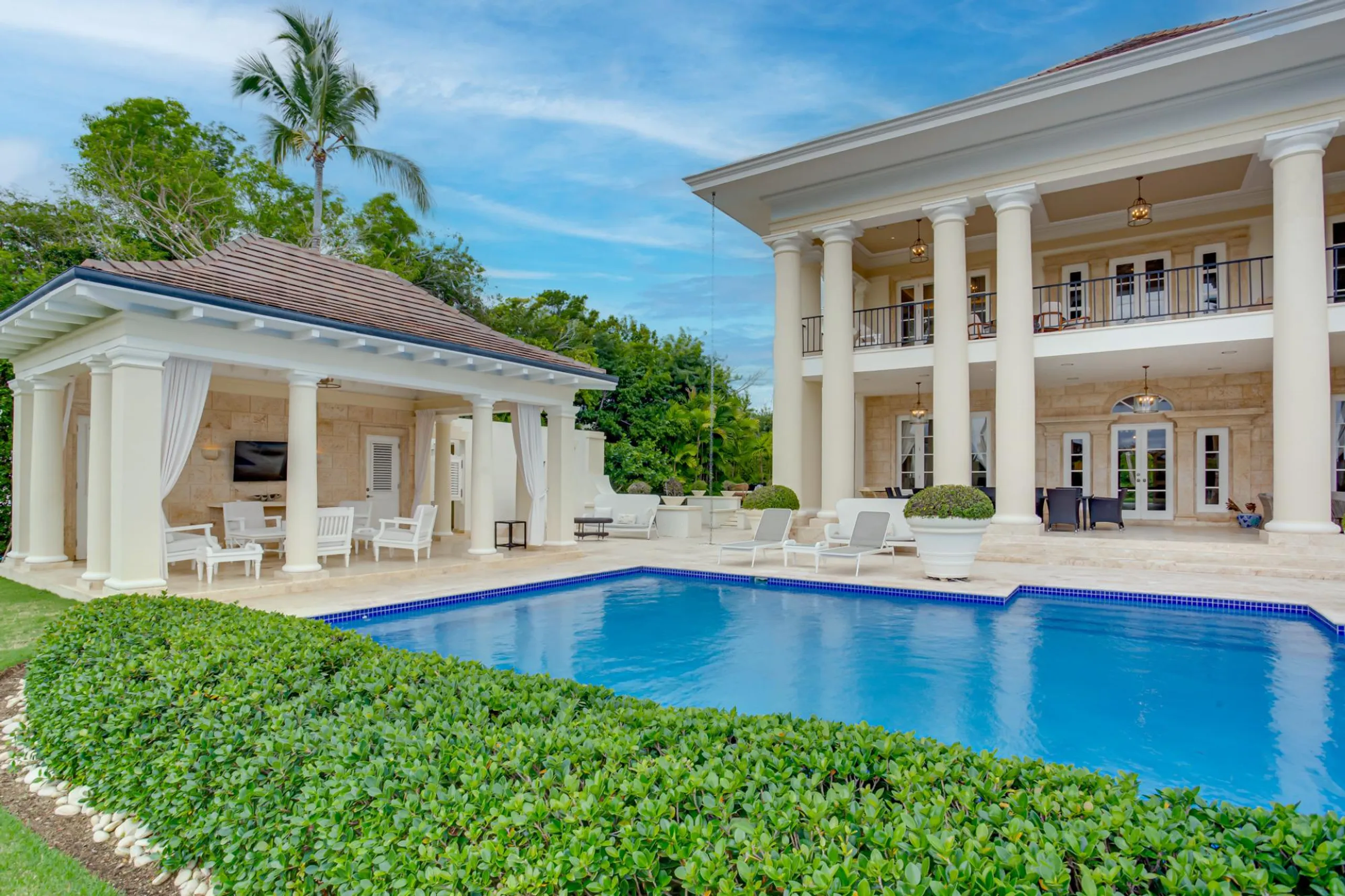 Majestic 7 Bedroom Villa with Private Pool and Lush Surroundings — photograph 2