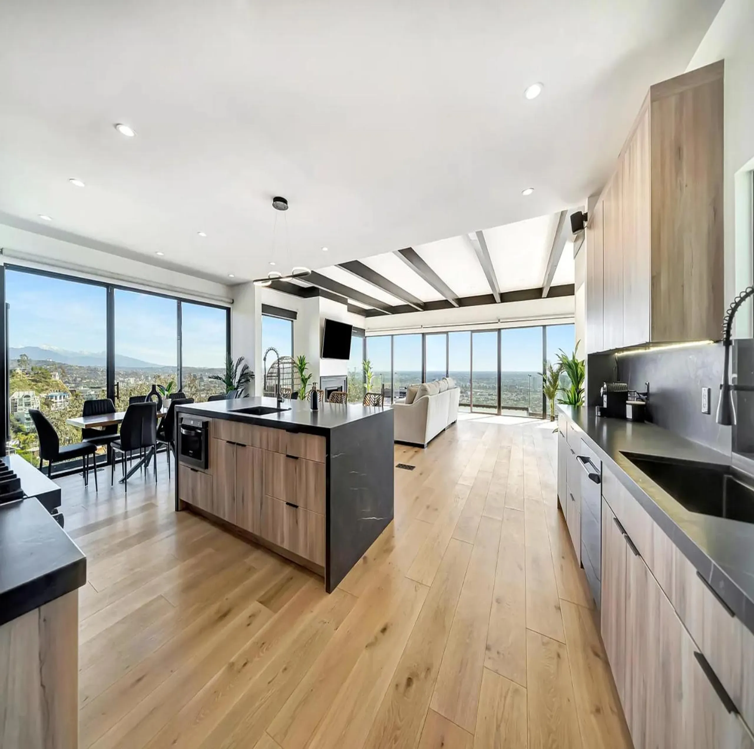 Tranquil Modern Villa Above Sunset Strip with Guest House & Breathtaking Ocean Views — photograph 7