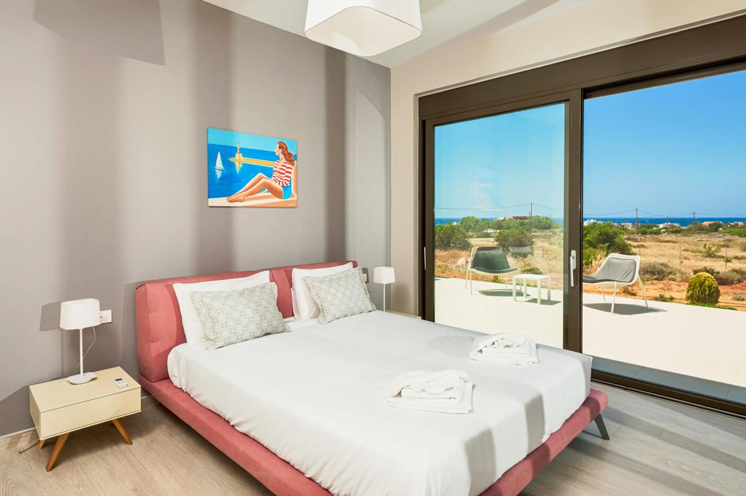 Chic Mediterranean Villa with Heated Infinity Pool, Tennis Court and Mountain Views — photograph 11