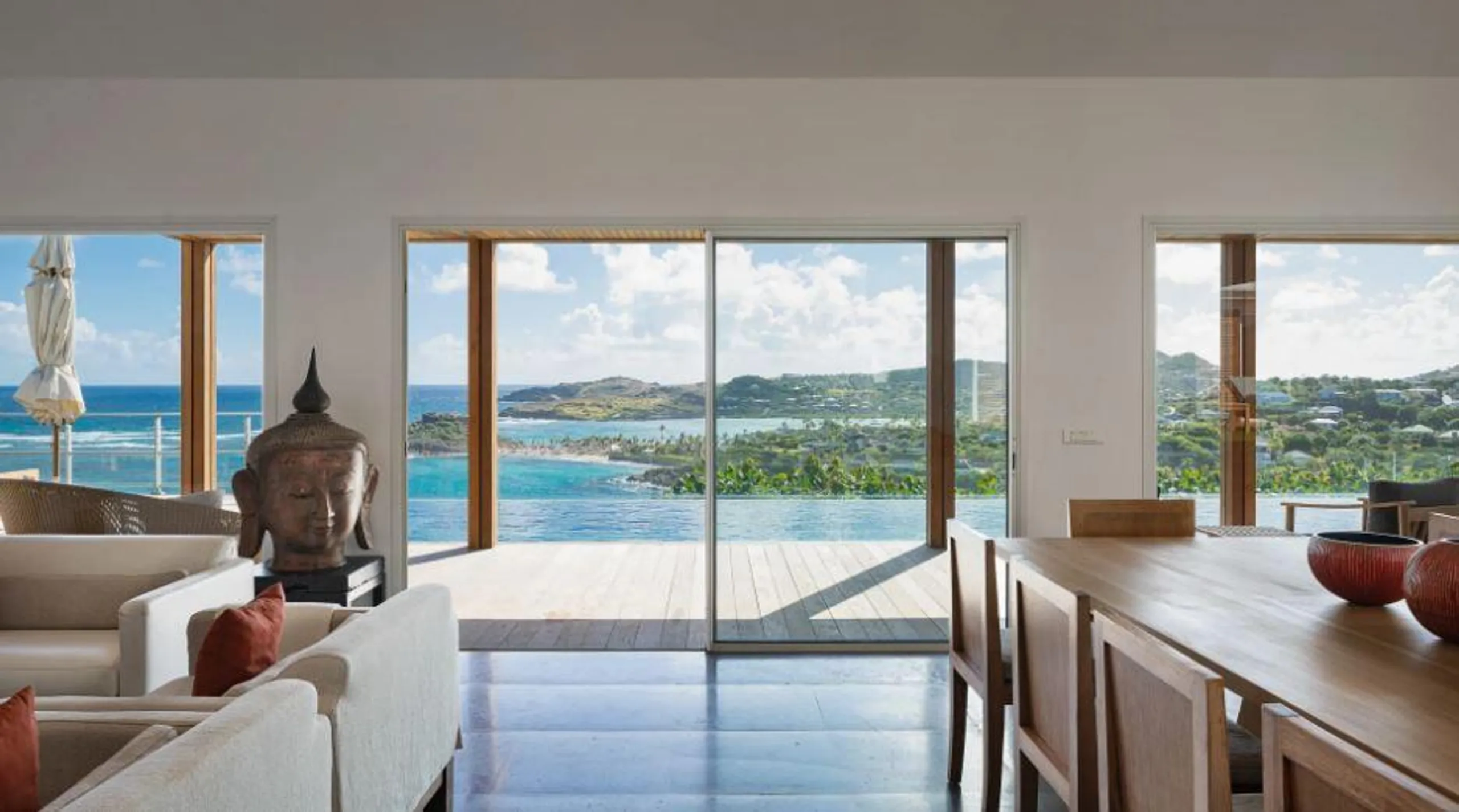 Calming Contemporary Styled Beachfront Villa with Heated Infinity Pool — photograph 12
