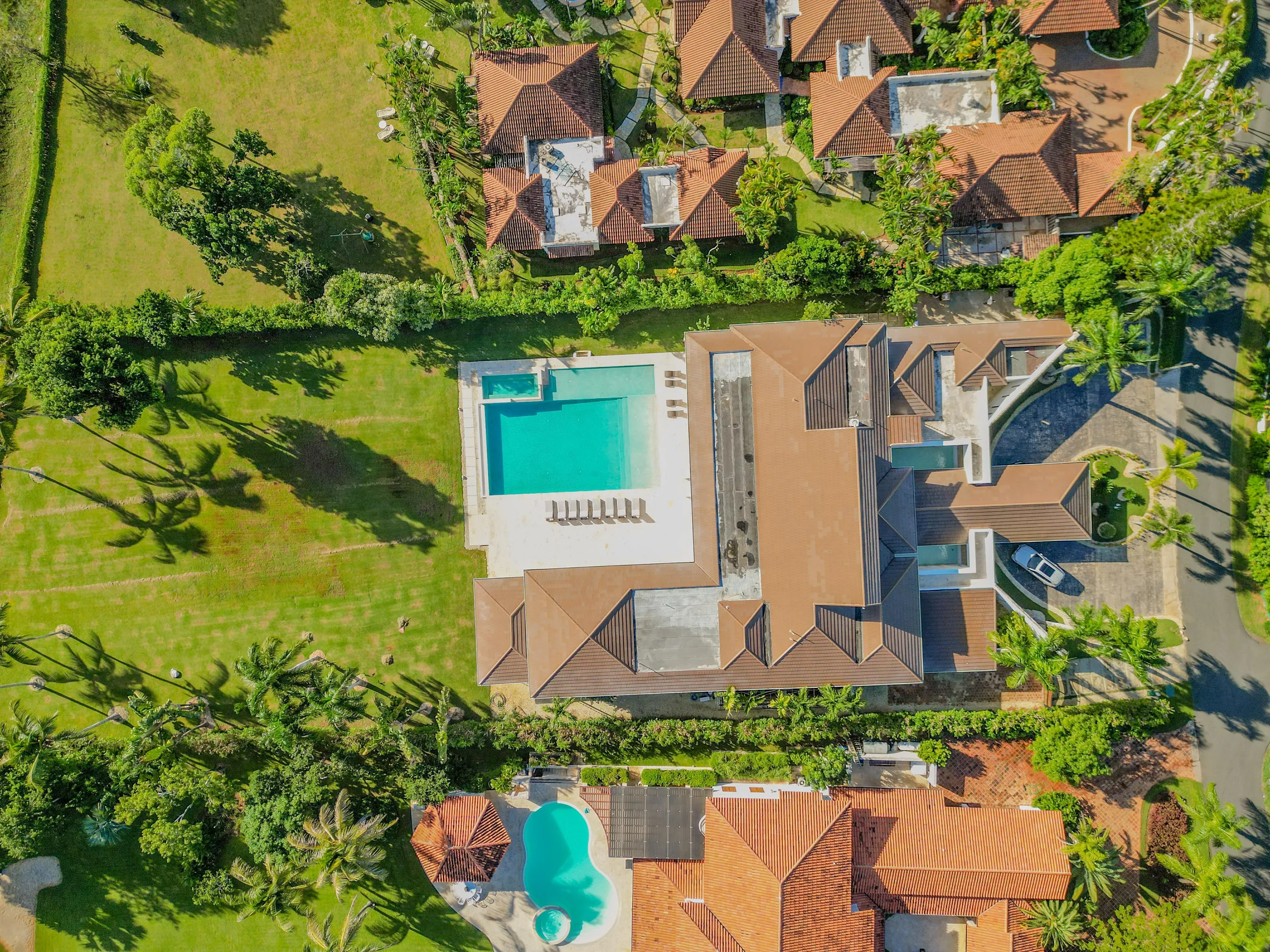 Radiant 6BR Villa with Private Pool, Surrounded by Ocean and Nature — photograph 3