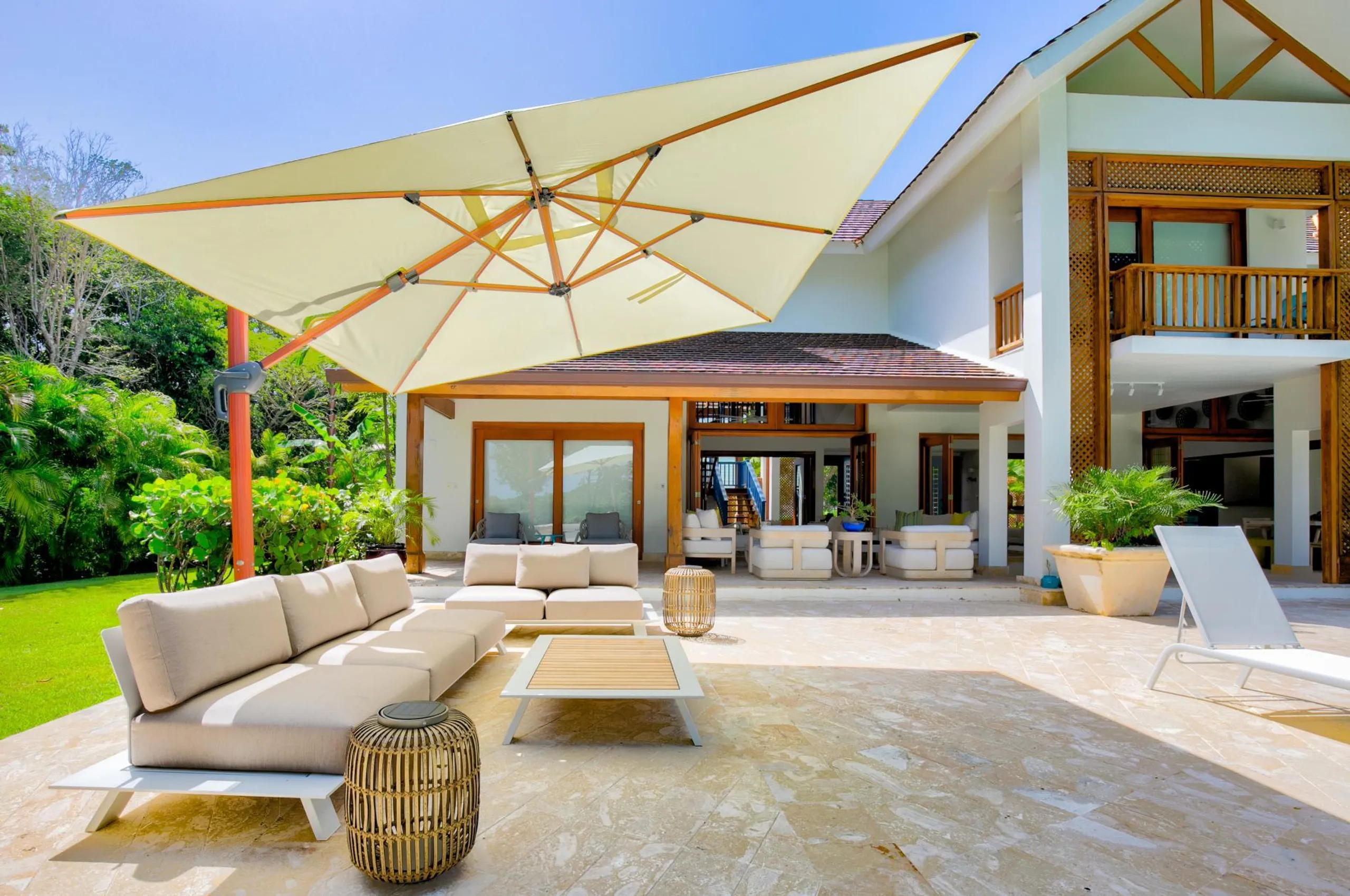 Idyllic Villa with Private Pool Surrounded by Golf Courses and Lush Green Meadows — photograph 4