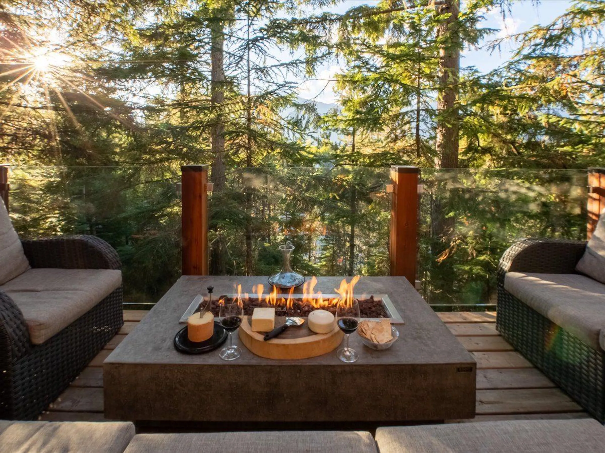 A High-End Retreat with Scenic Mountain Views, Lavish Pool, and Elegant Amenities VILLAWAY® — photograph 2