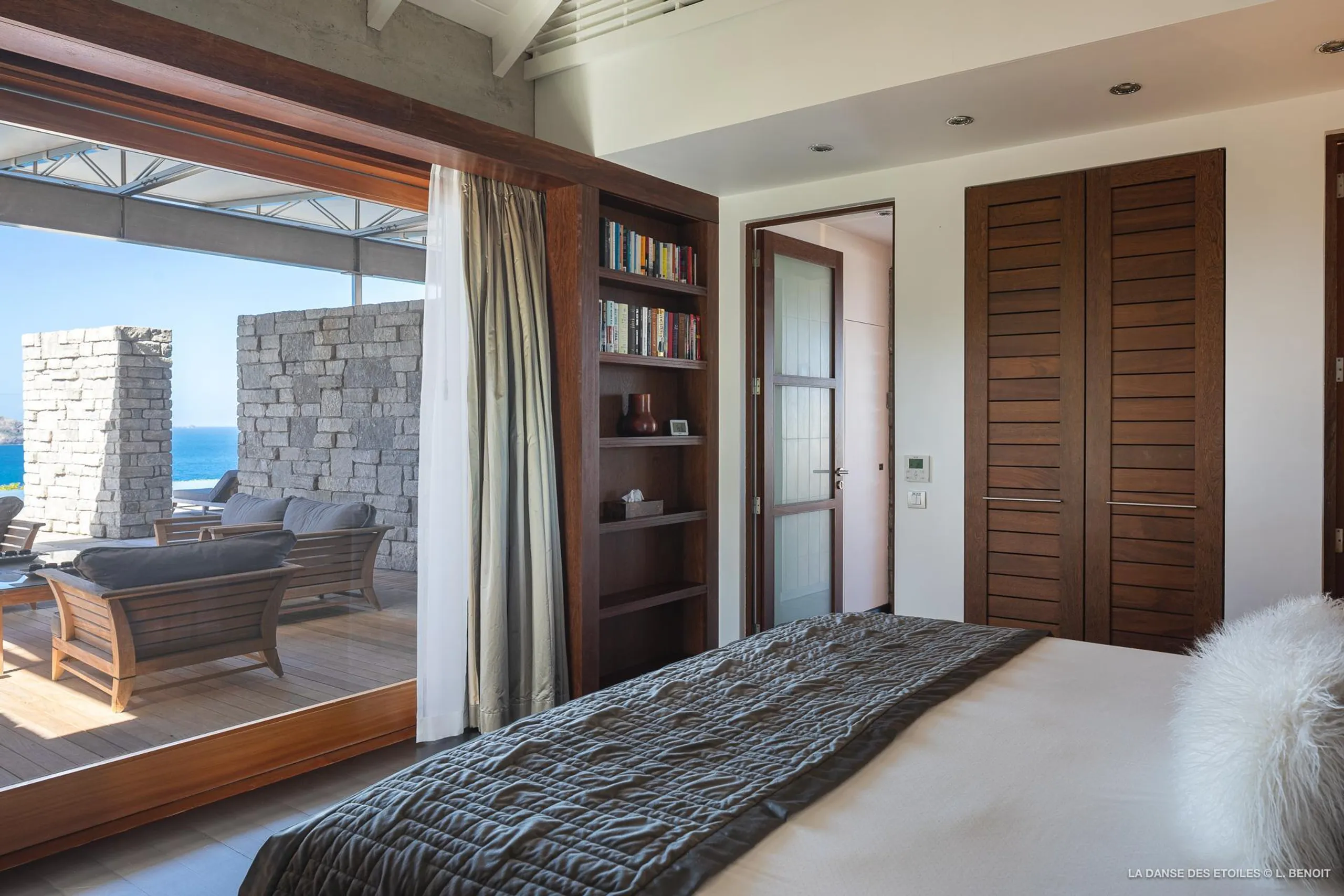 Impeccably Designed Seaside Villa with Infinity Pool and Panoramic Ocean Views — photograph 6