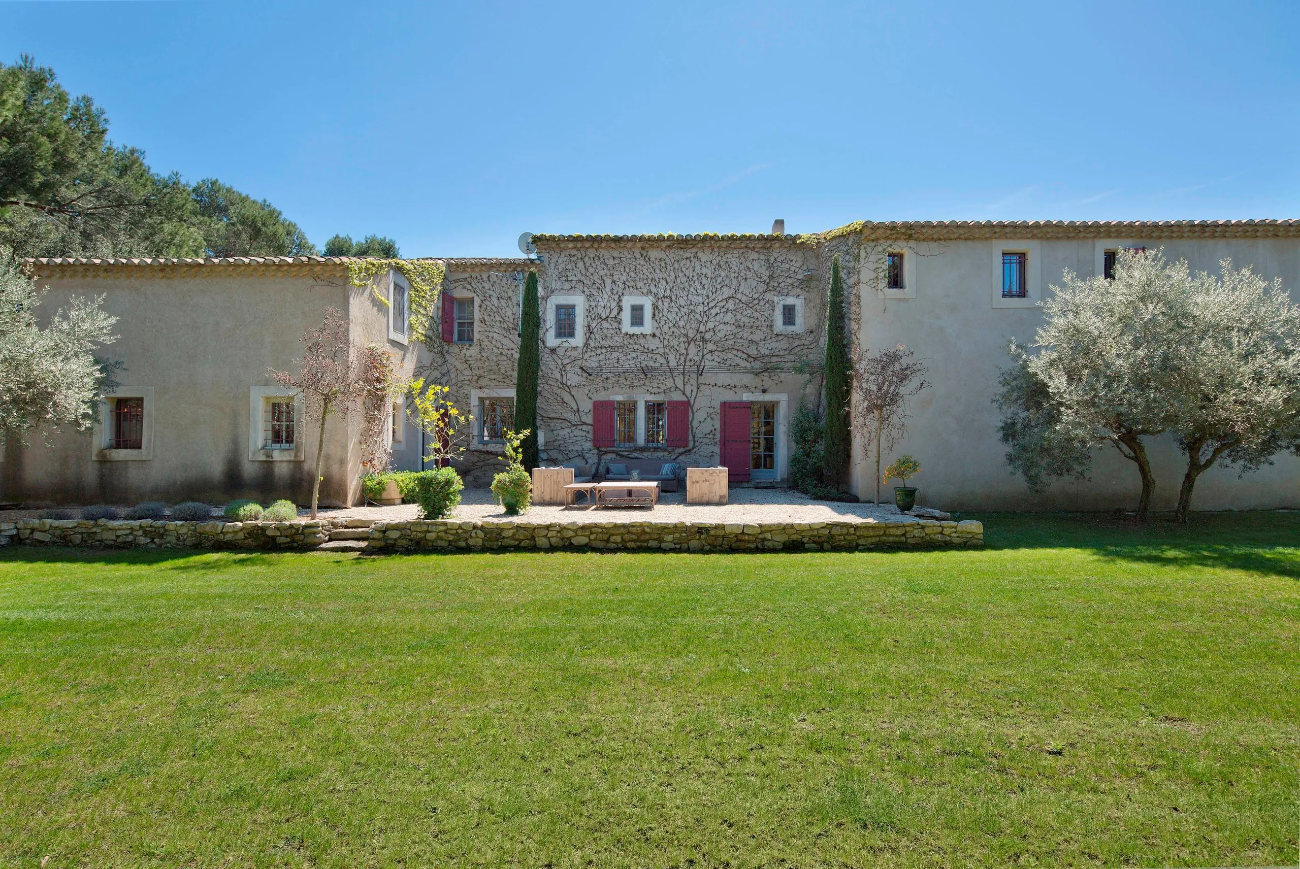 Serenity Unleashed Farmhouse Retreat in Alpilles Natural Park with Panoramic Mountain Views VILLAWAY® — photograph 7