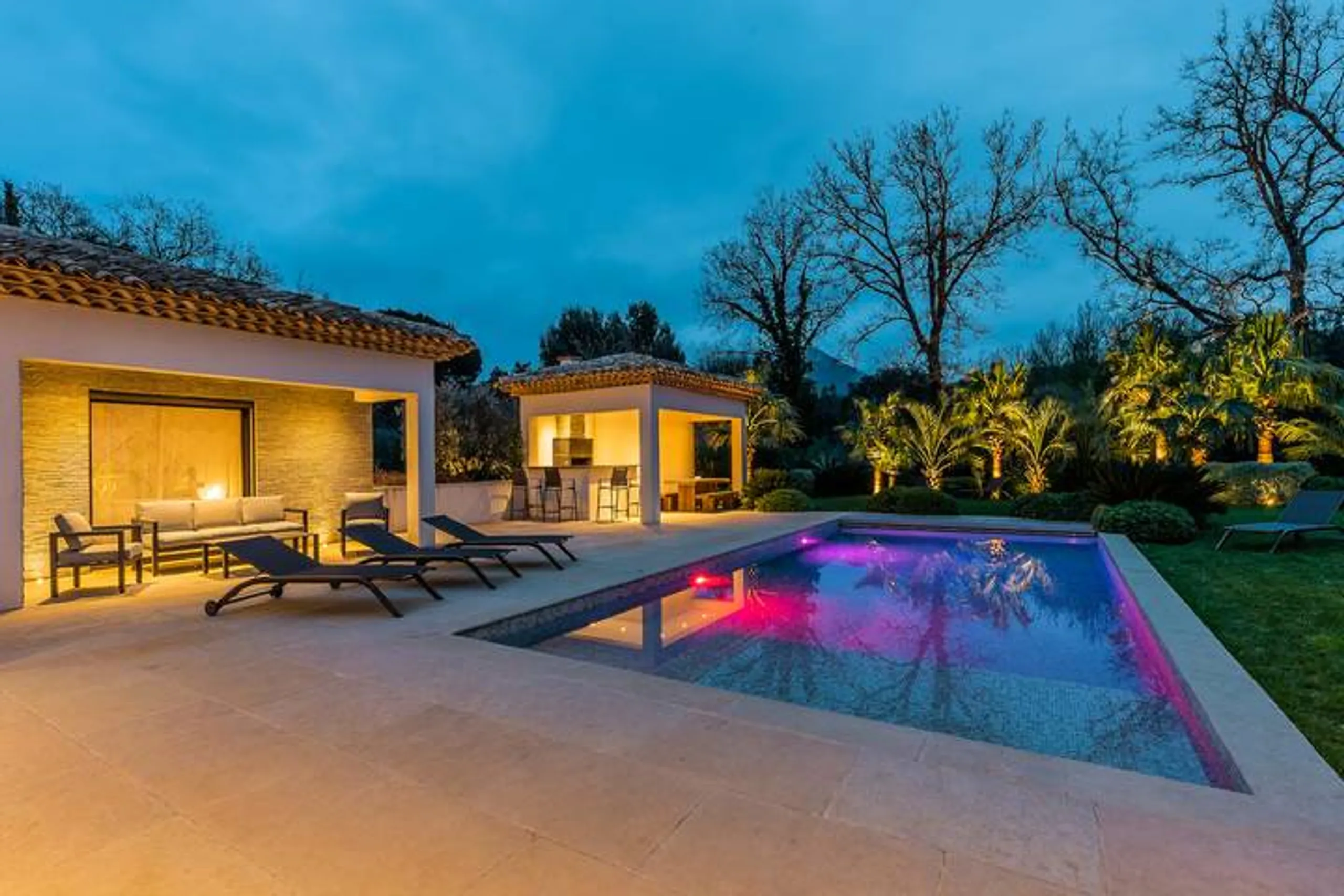Tranquil St. Tropez Villa with Jacuzzi, Sauna & Garden Retreat — photograph 5