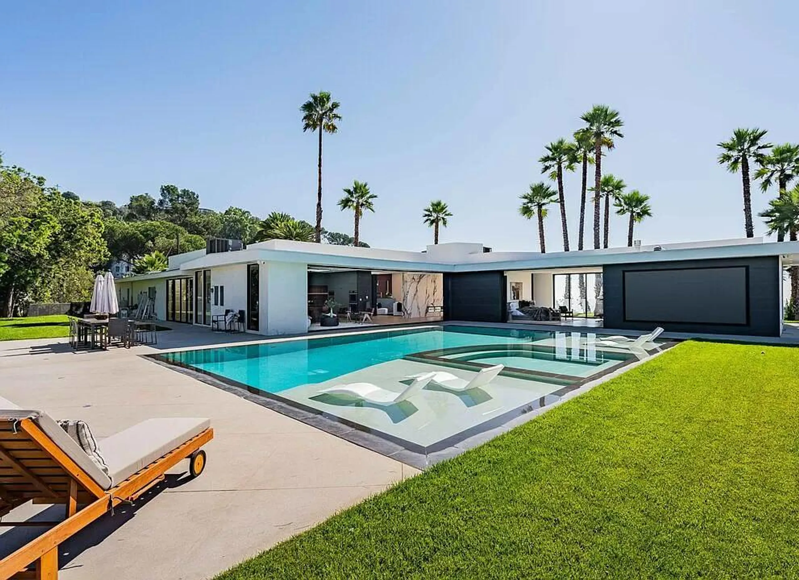 Modern Hillside Estate with Ocean Views — photograph 2