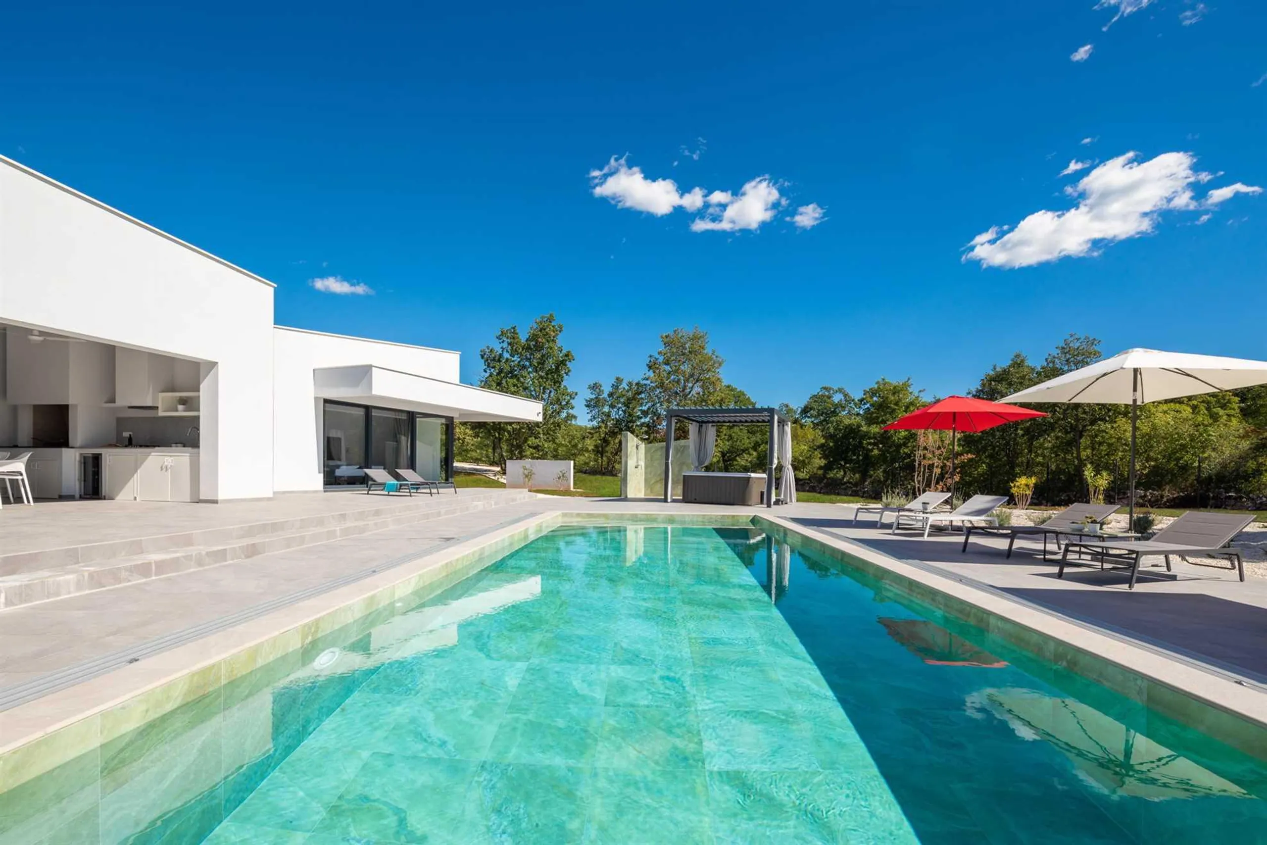 Exceptional Villa Hideaway with Pool and Lush Surroundings — photograph 6