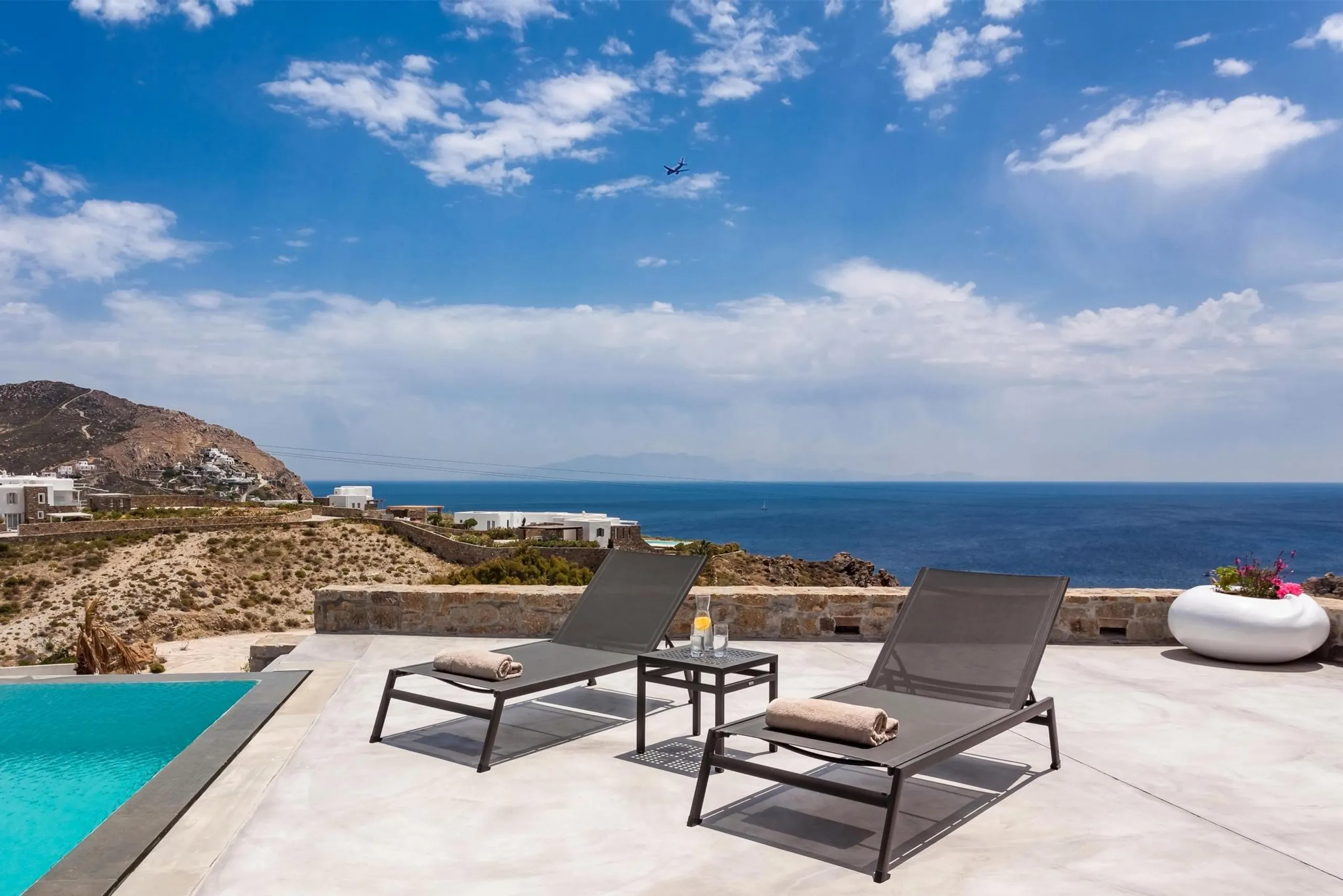Graceful Mykonos Estate with Invigorating Pool and Stunning Views — photograph 3