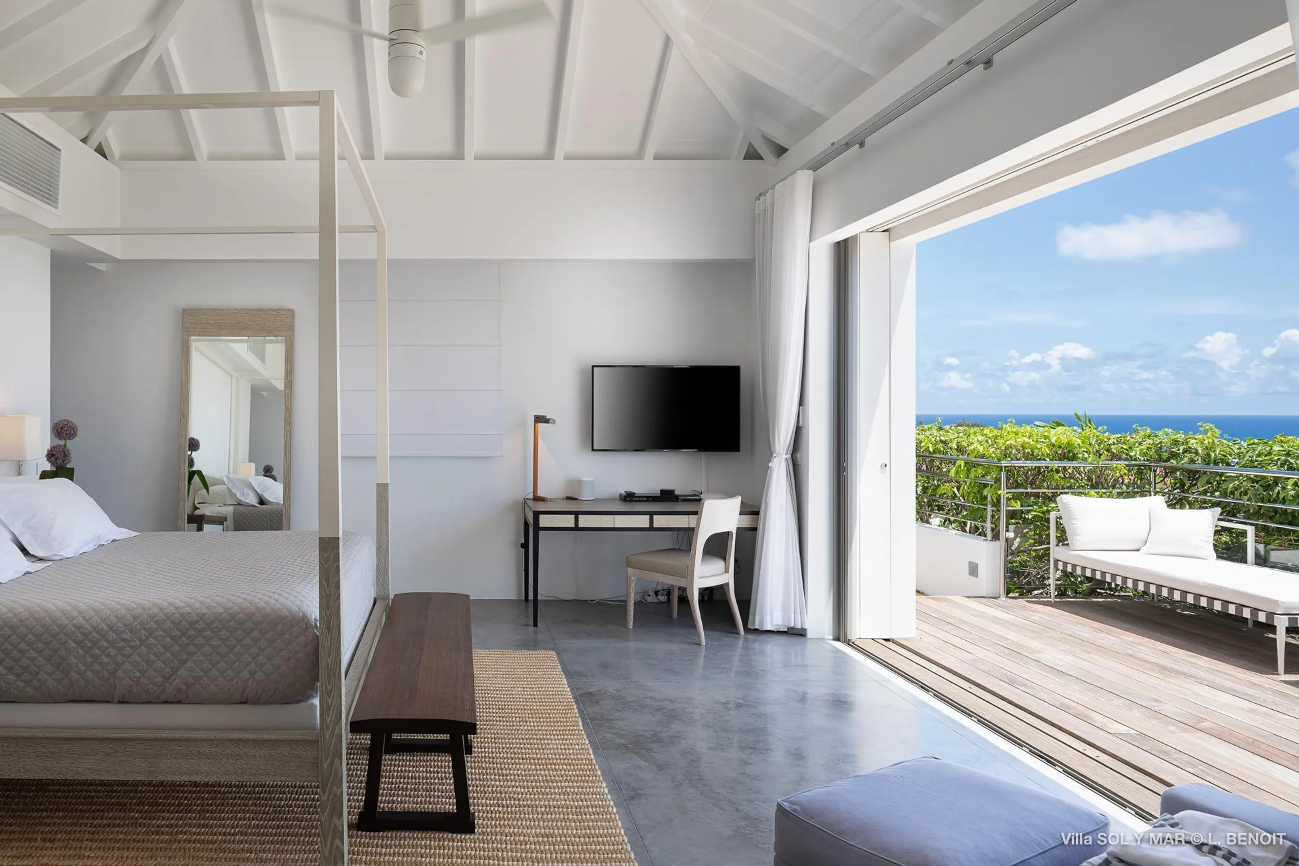 Luxury Oceanview Estate with Infinity Pool and Fitness Room — photograph 12