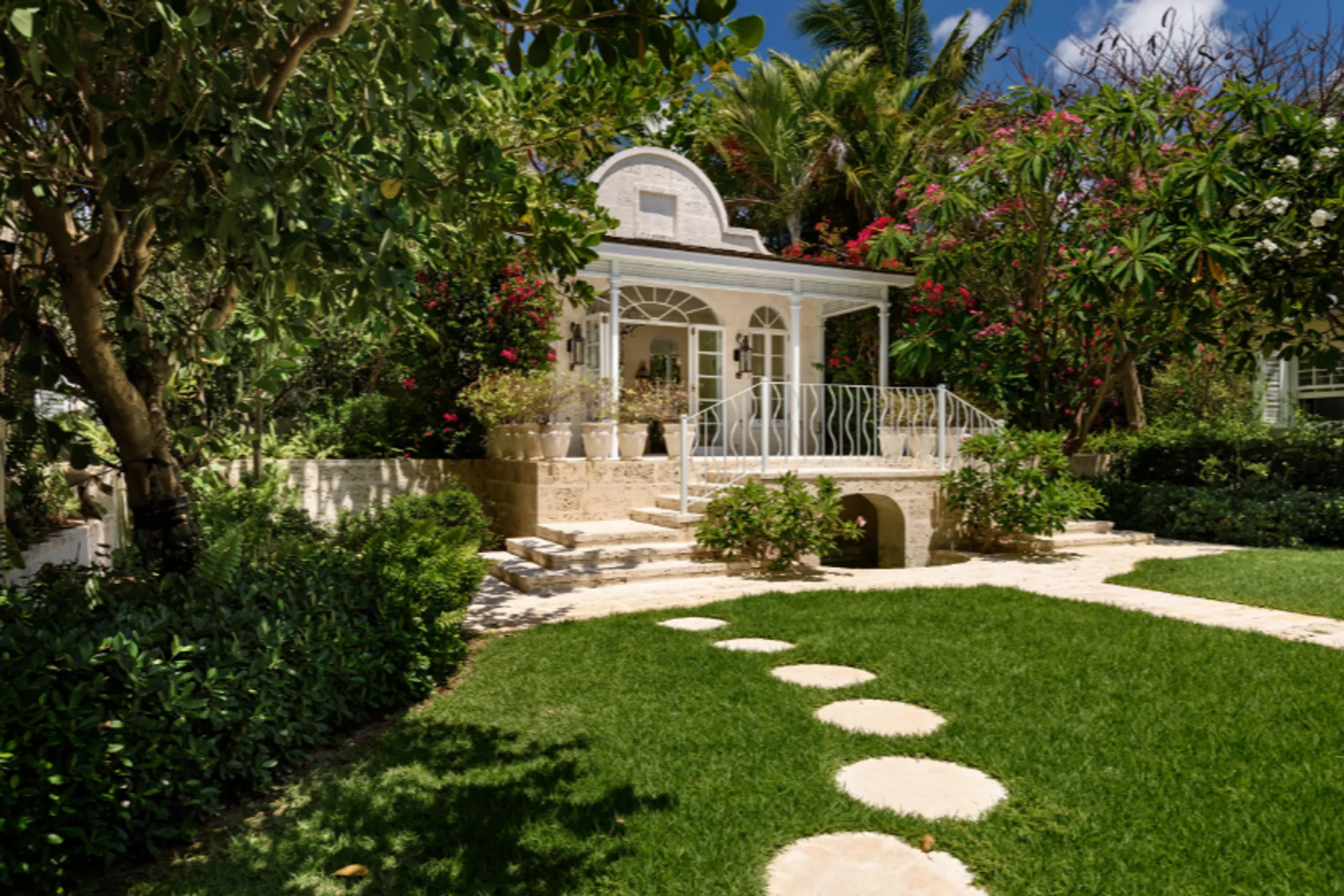 Ocean Front Grand Luxury Oasis with Private Pool and Ocean Views — photograph 11