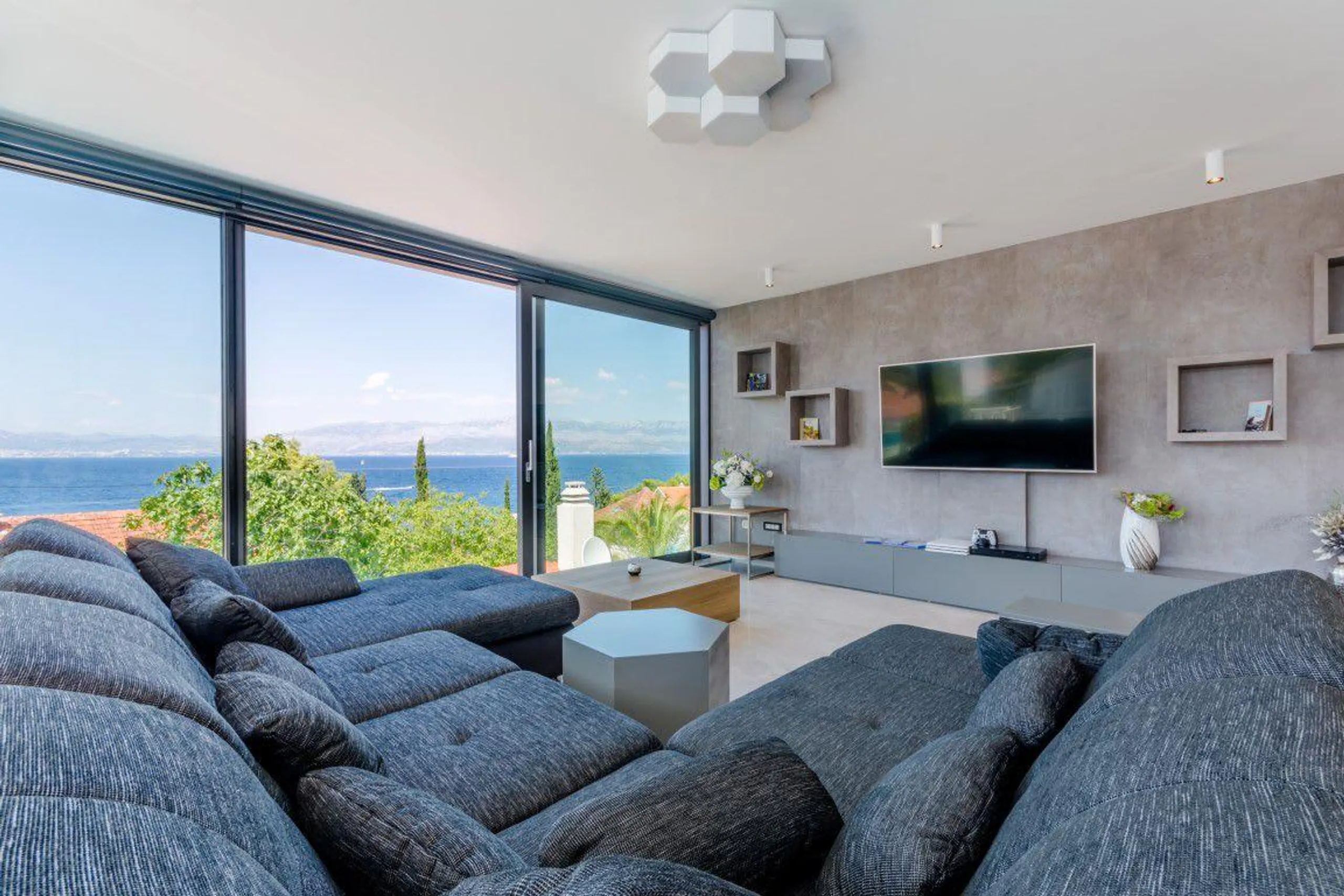 Luxurious Solid Villa with Unique Infinity Pool and Sutivan Sea Views — photograph 11