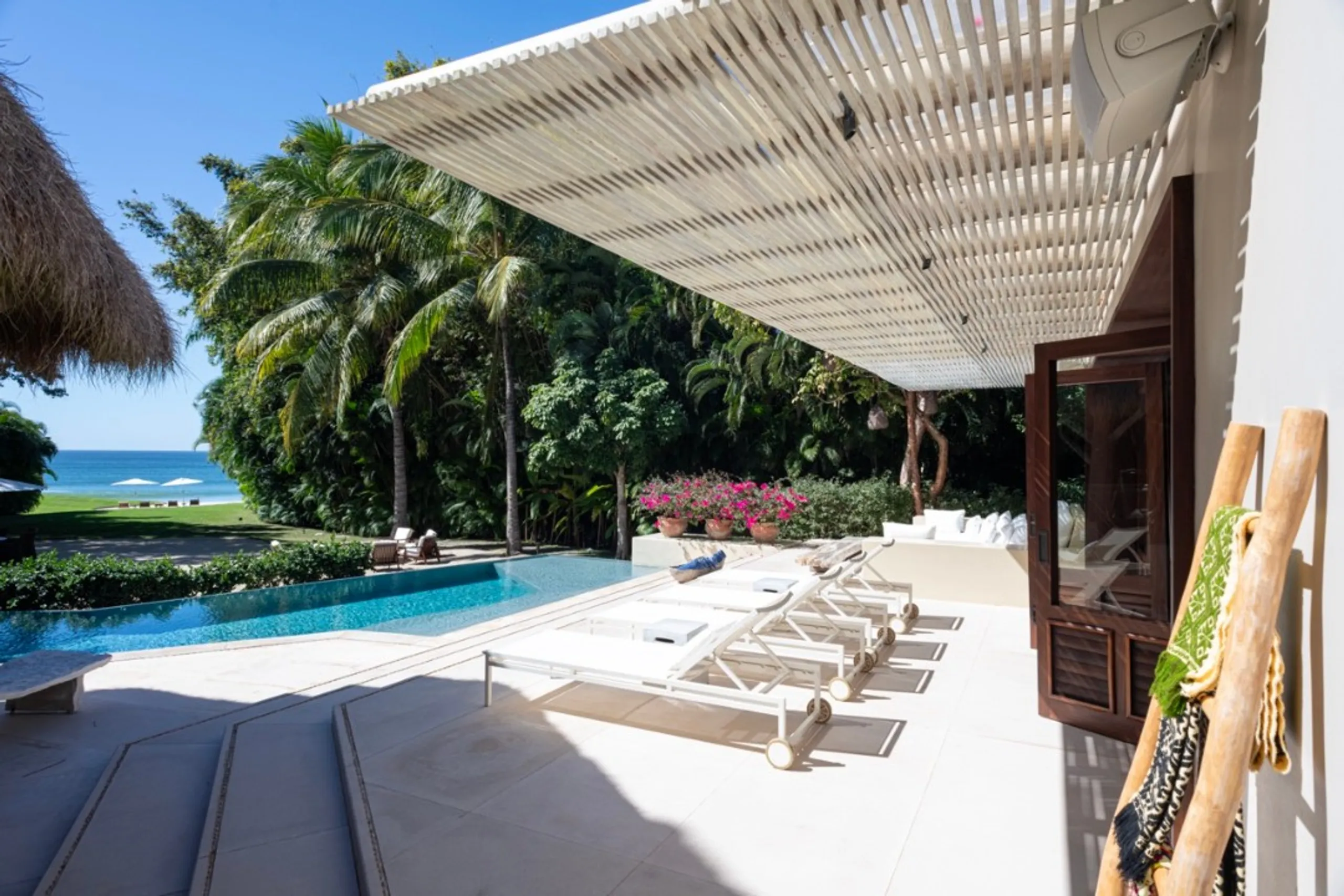 Beachfront Ranchos Estates Villa with 3-Tier Infinity Pool and Direct Beach Access — photograph 6