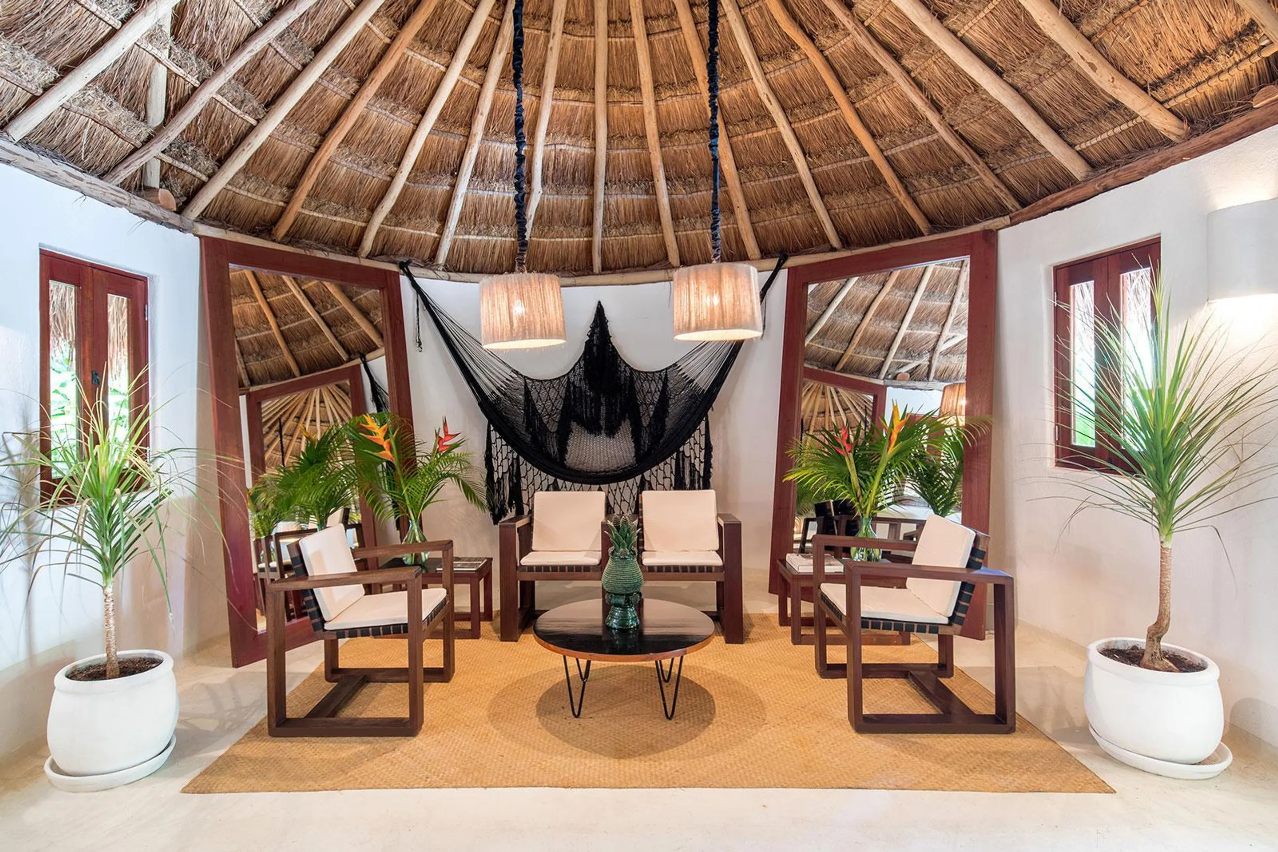 Private and Luxurious Beach Estate with Multiple Pool and Incredible Ocean Views — photograph 6