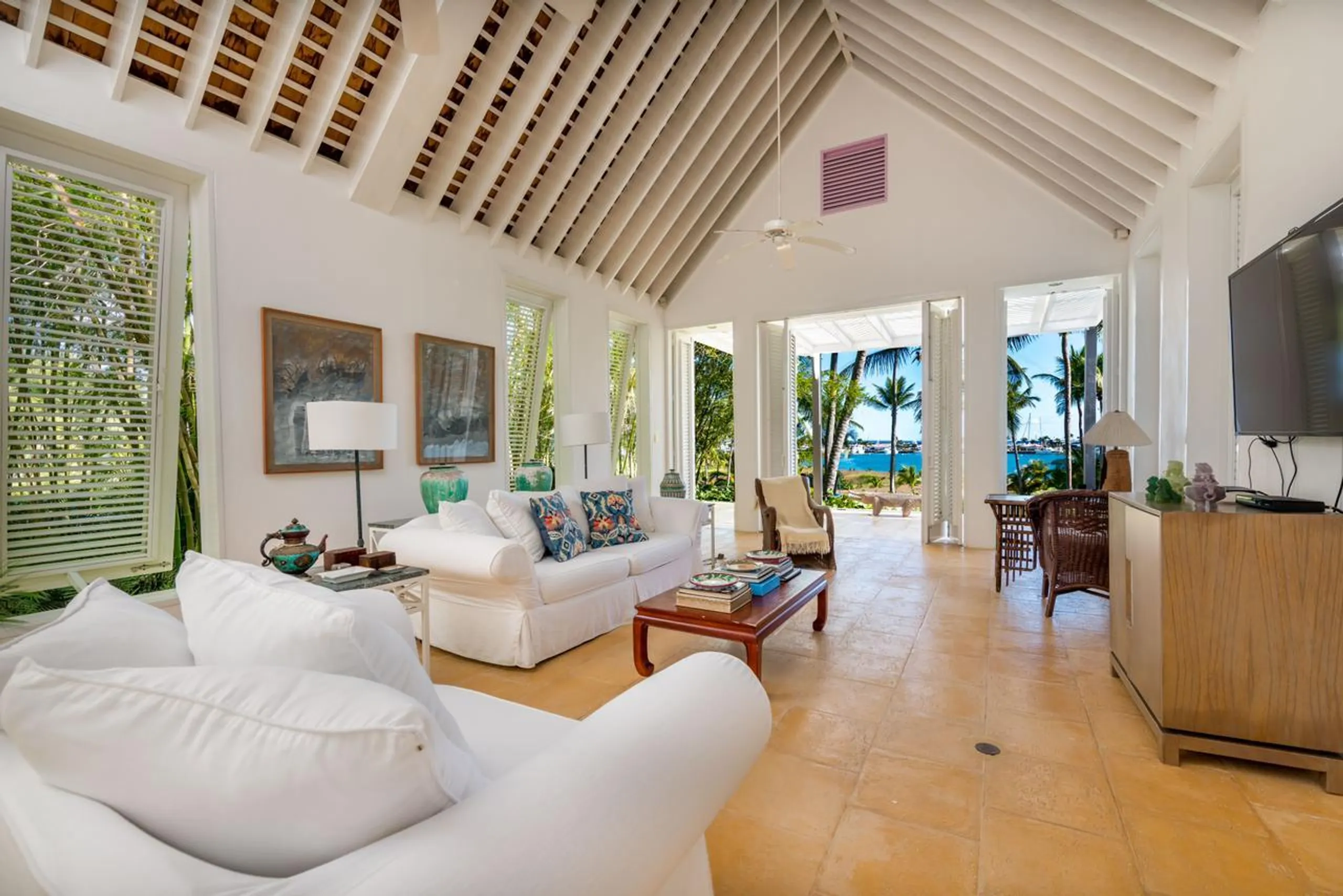 Spectacular Villa with Private Pool, Garden and Unobstructed Ocean Views — photograph 7