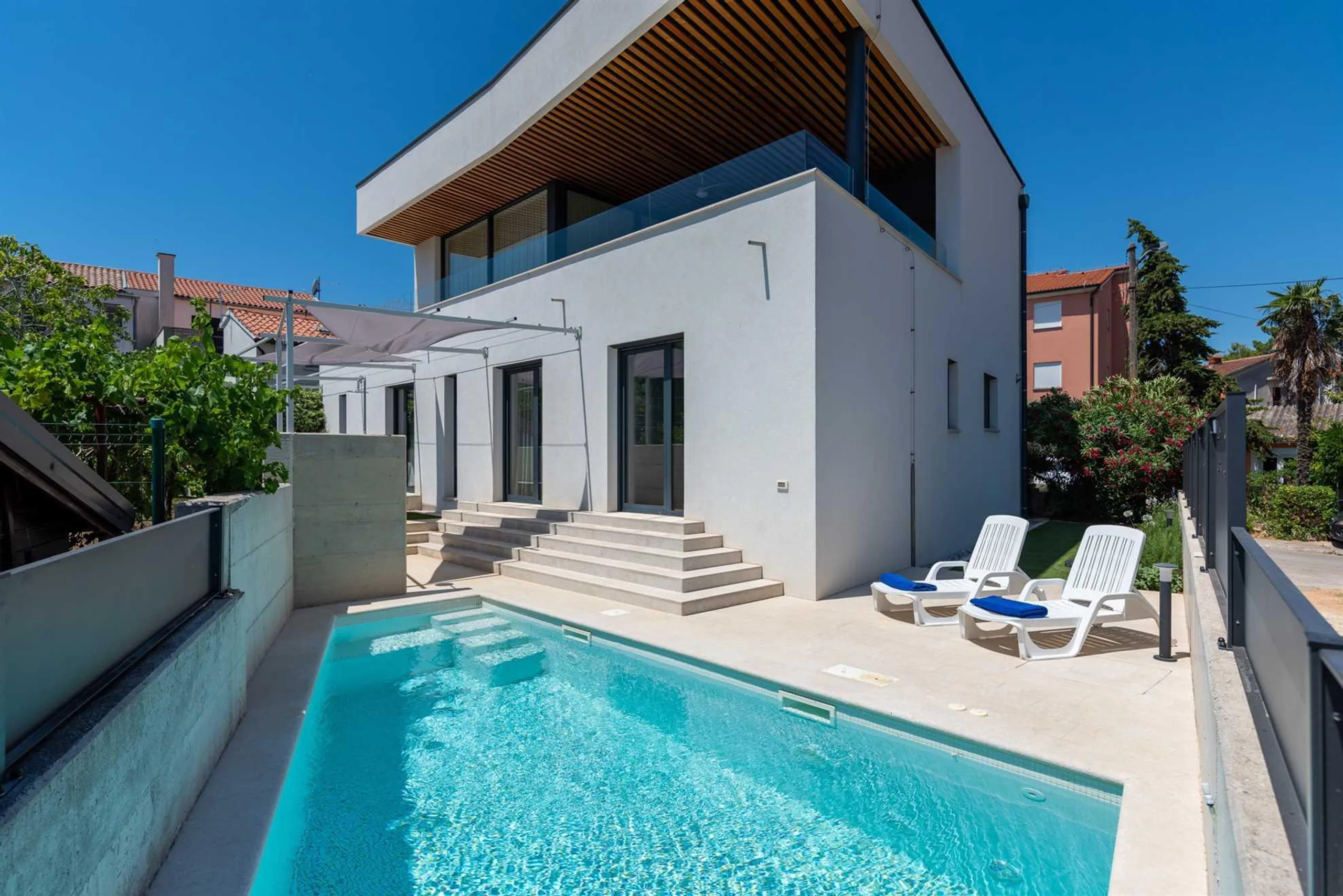 Elegant 4-Star Villa Near Pula with Pool and Beach Access, Premantura