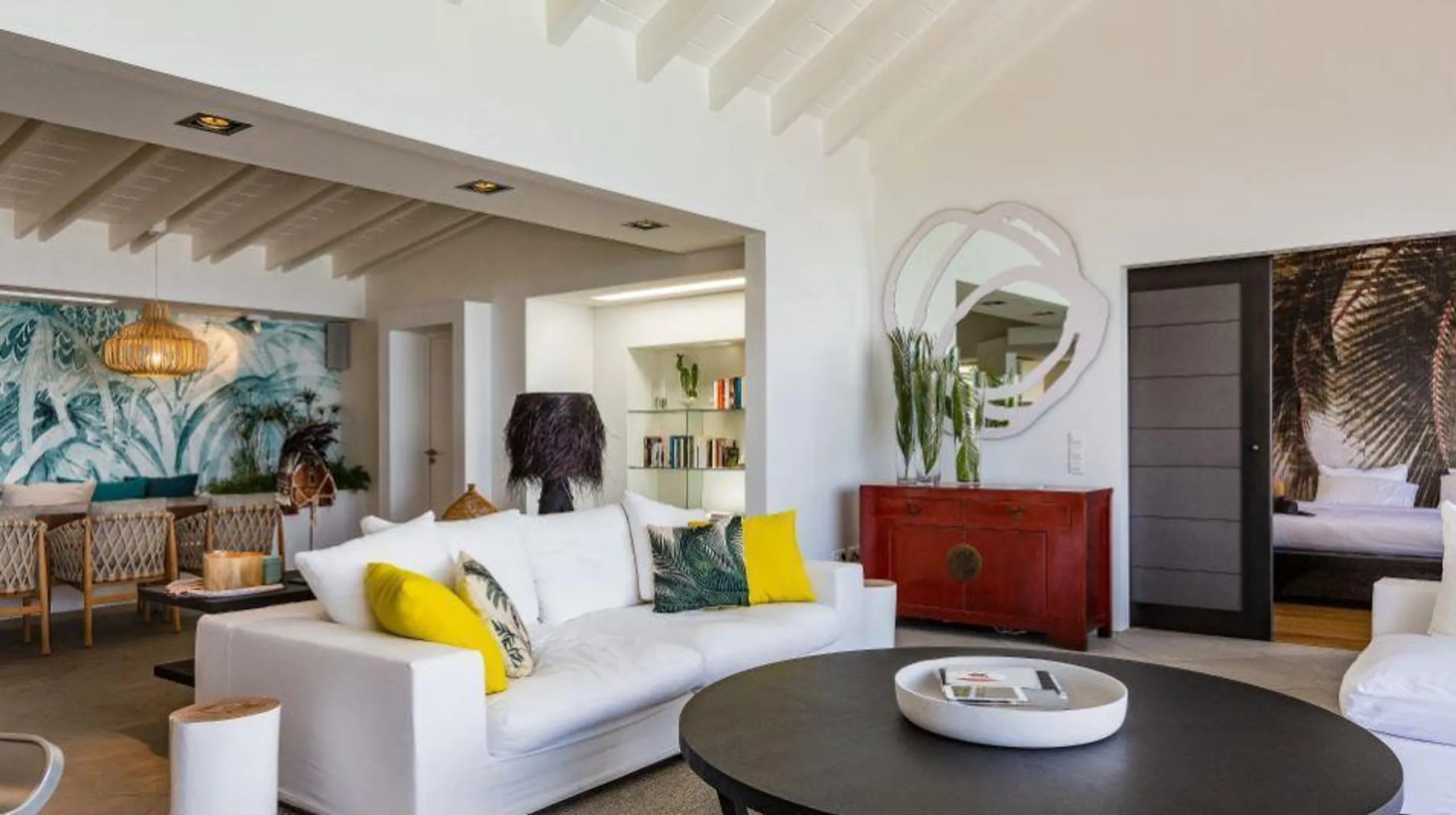 Sleek Contemporary Styled Villa with Heated Pool and Breathtaking Ocean Views — photograph 12
