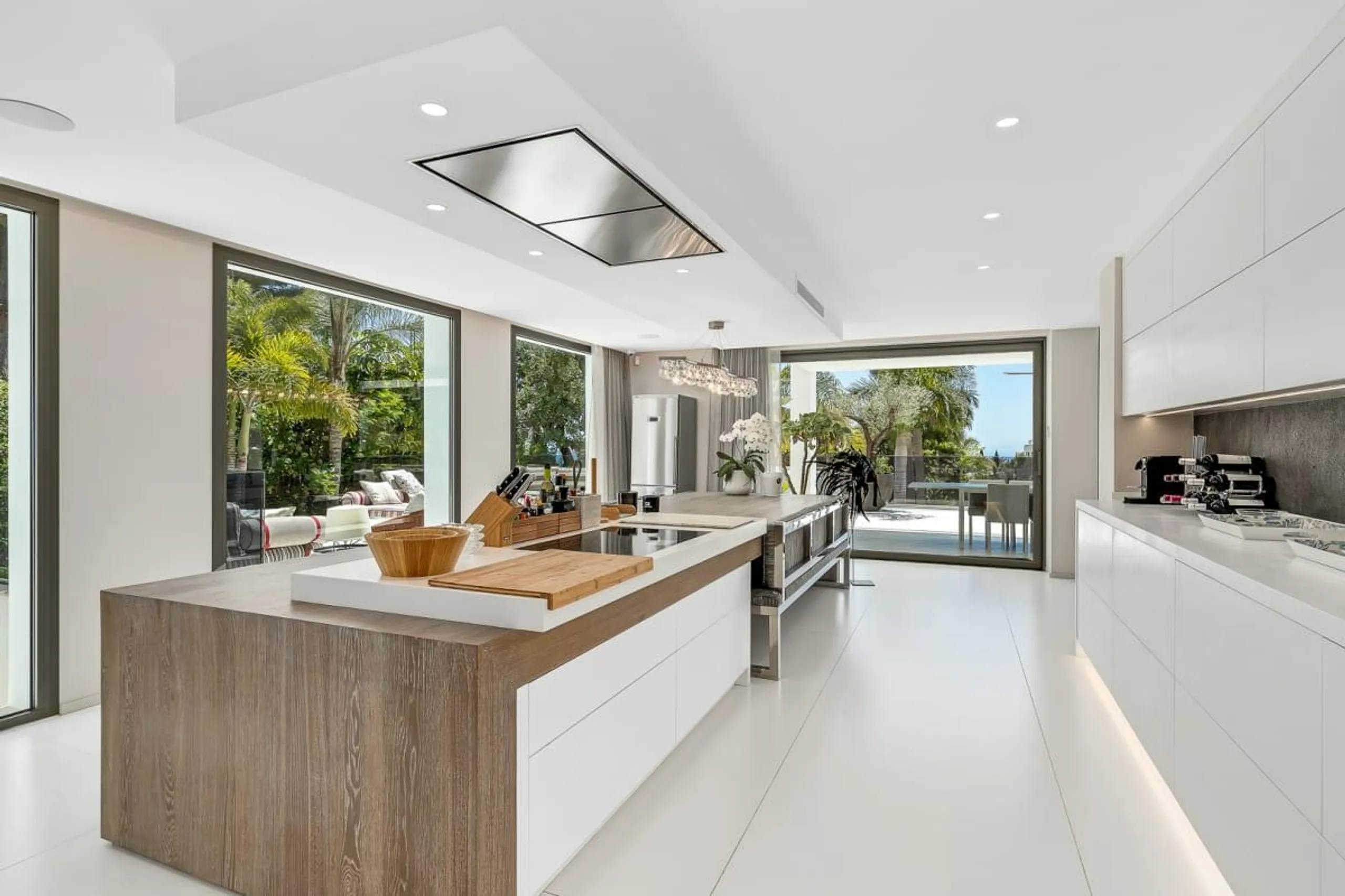 Serene Sea View Estate with Luxe Pool and Gorgeous Views — photograph 10