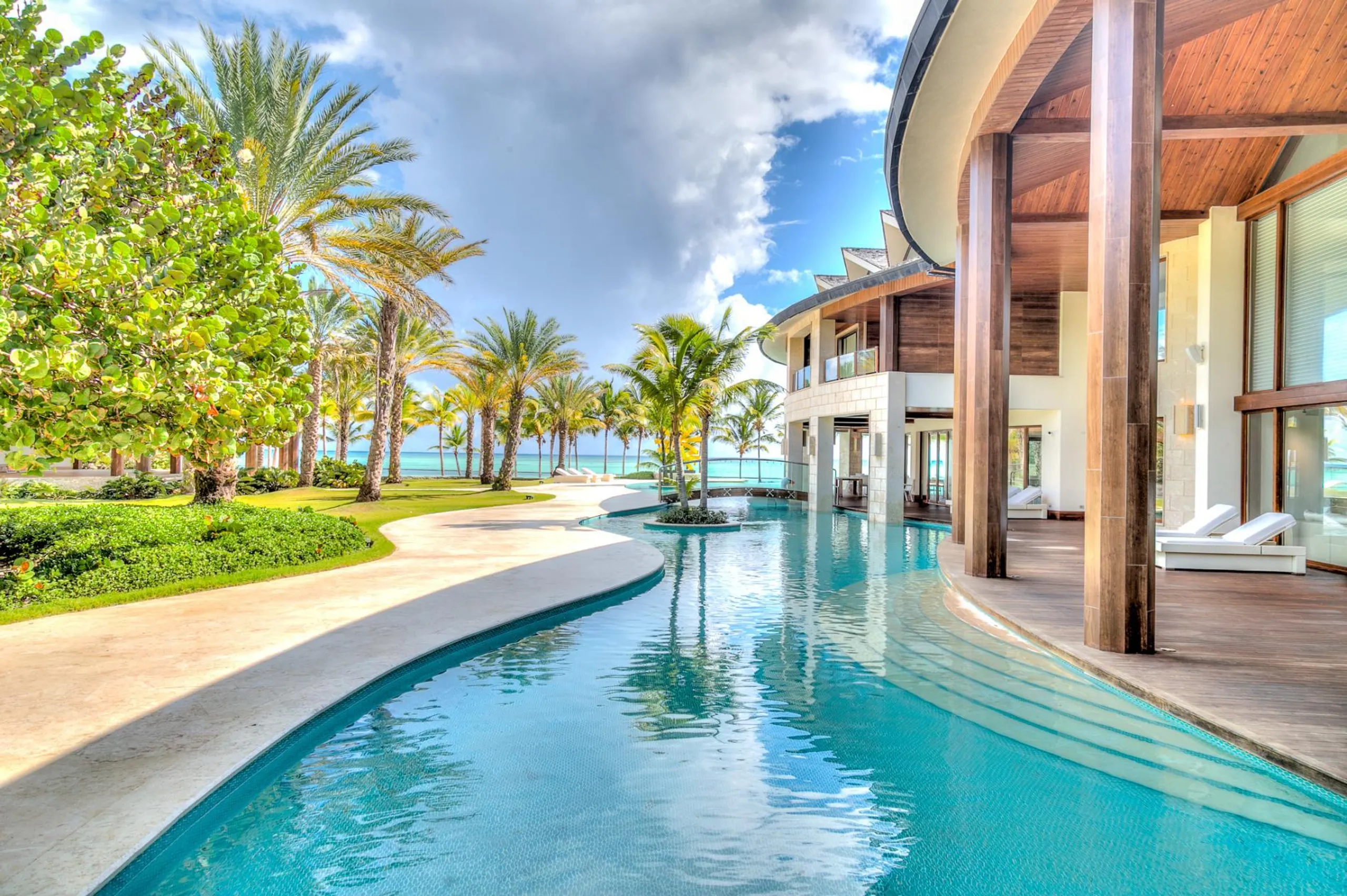 Spectacular Modern Villa: High Ceilings, Futuristic Spiral Stairs, and Intriguing Sculptures — photograph 5