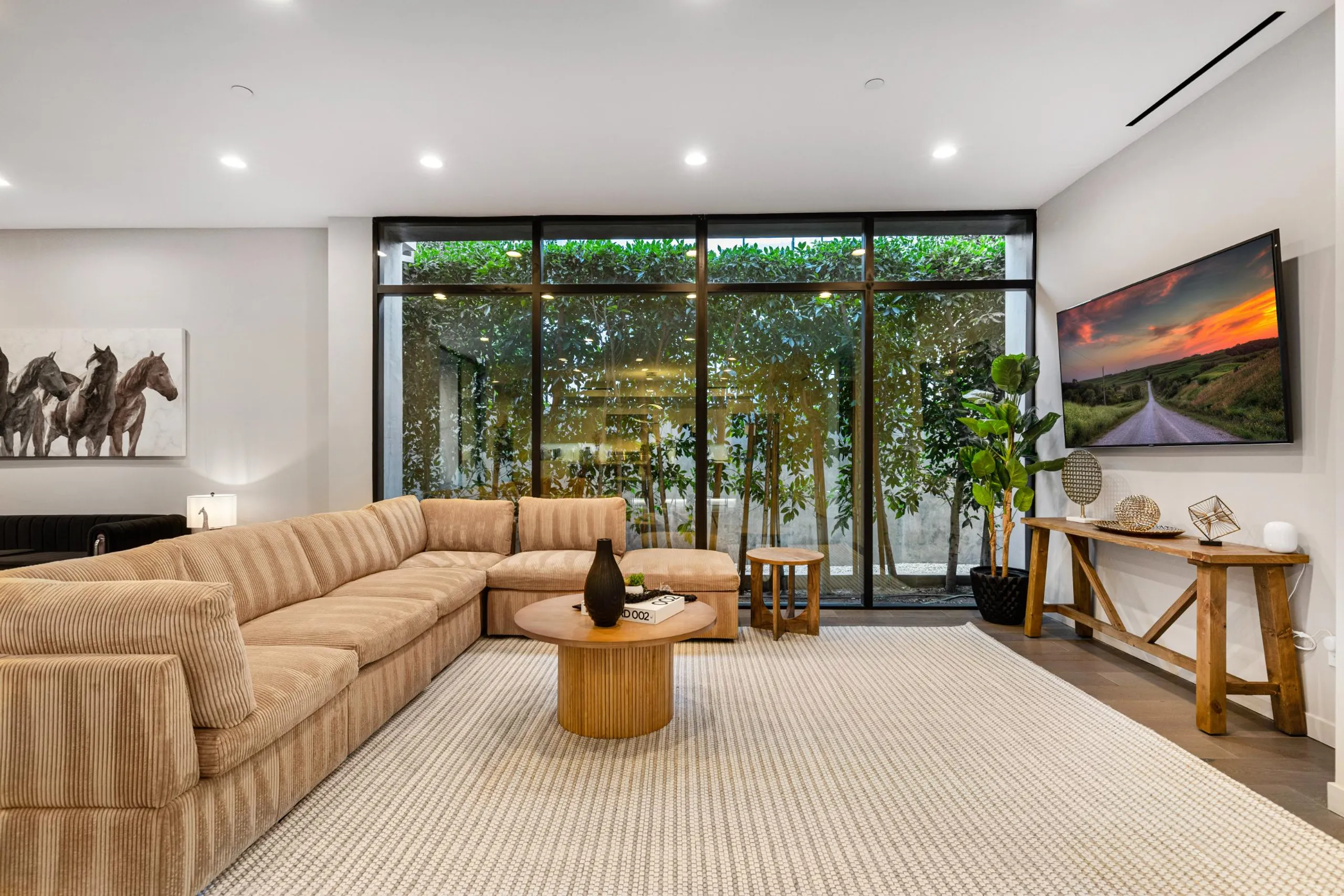 Modern Luxury Canyon Estate with Private Pool — photograph 10