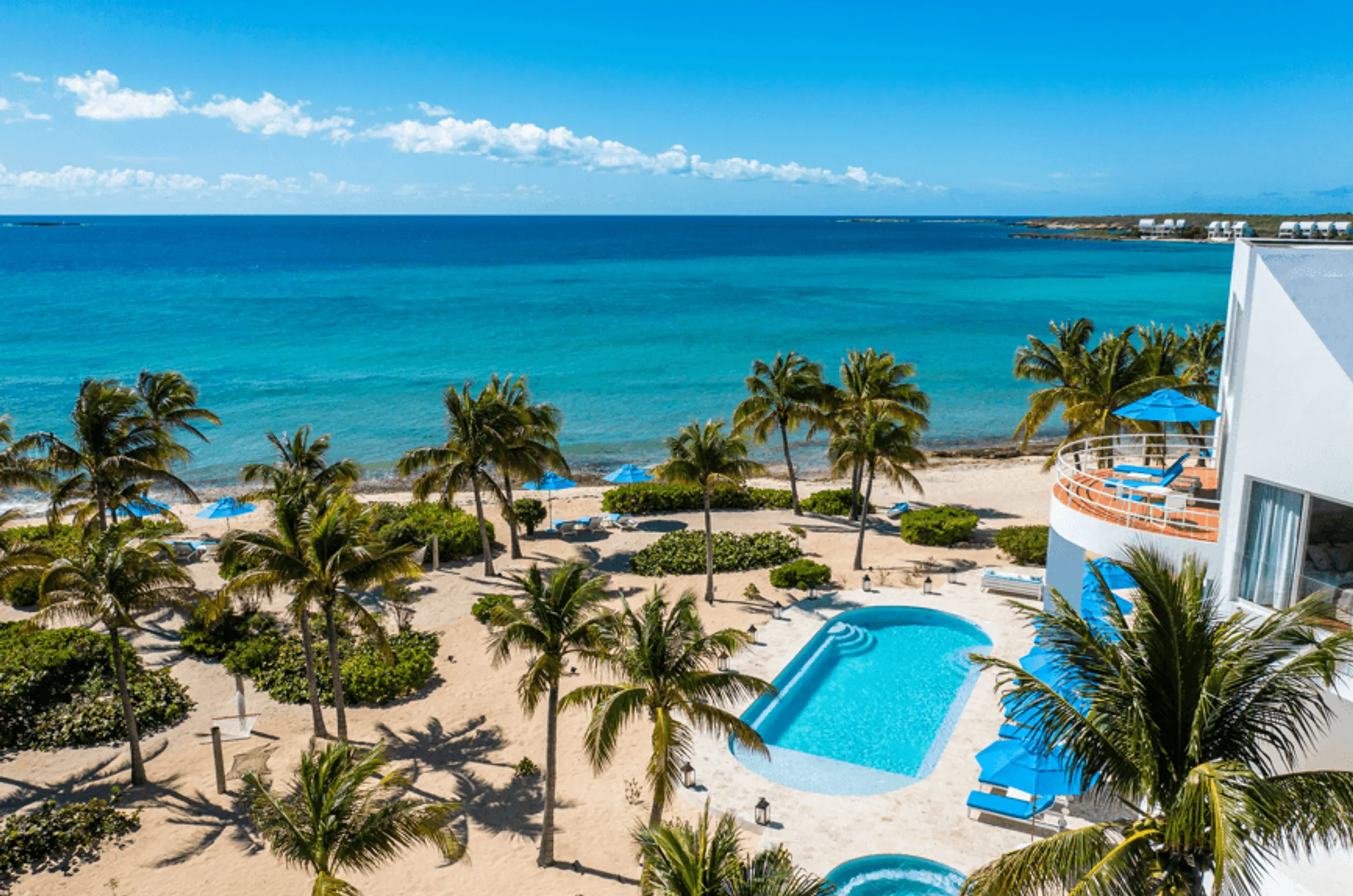 Grandiose Blue Bay Estate with Beachfront Access — photograph 11
