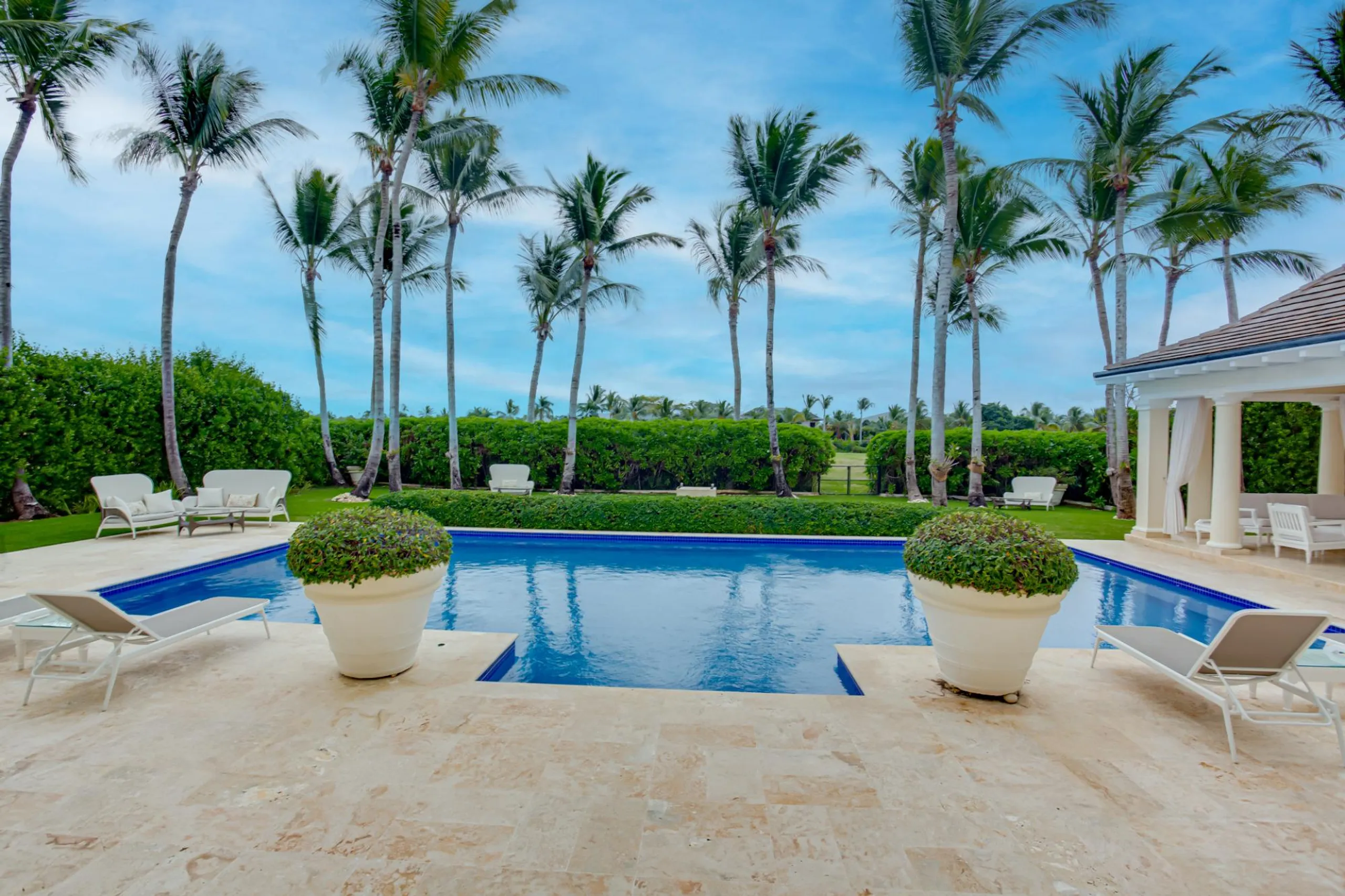 Majestic 7 Bedroom Villa with Private Pool and Lush Surroundings — photograph 5