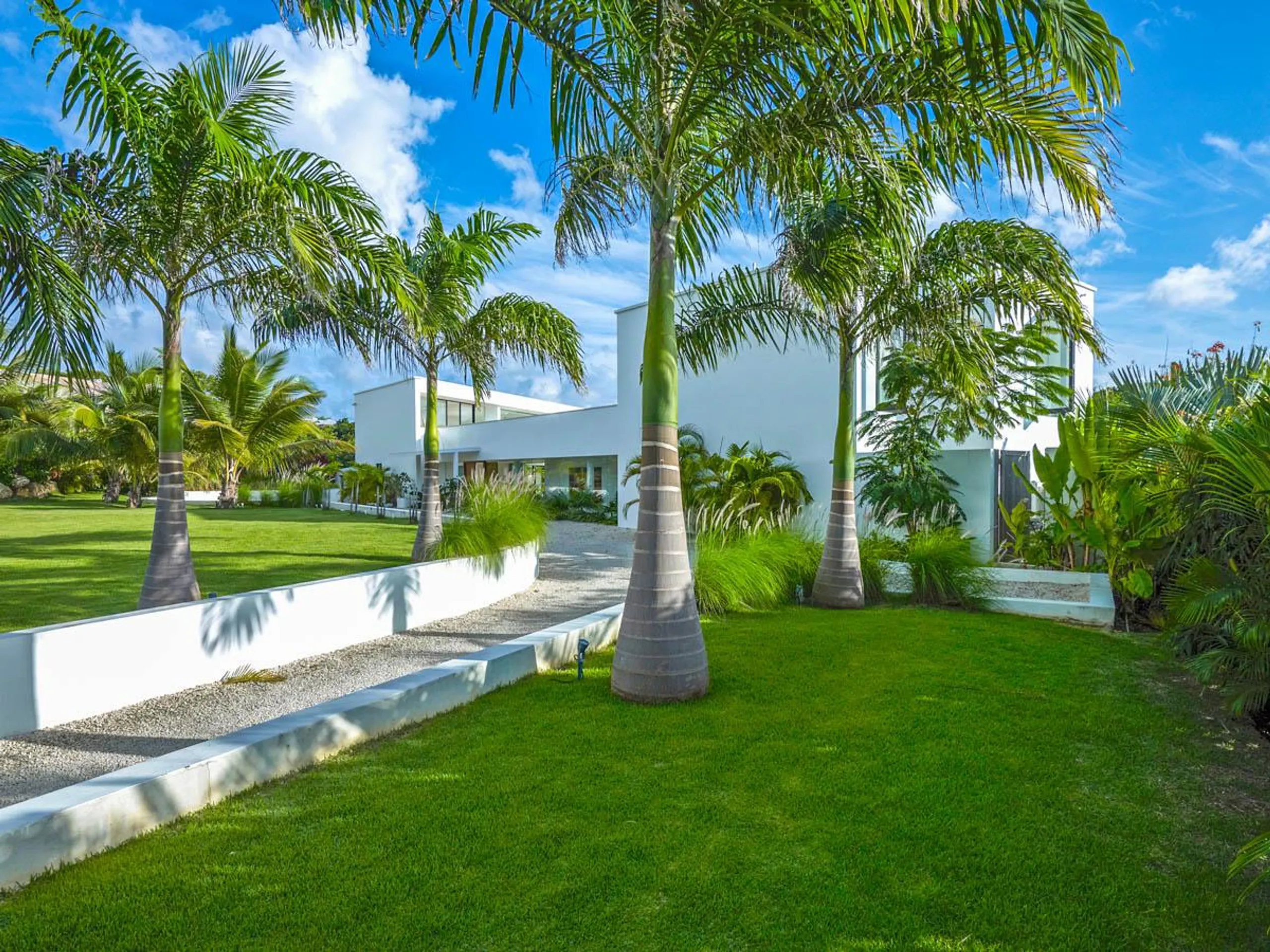 Sophisticated Villa with Infinity Pool and Panoramic Nature Views — photograph 11