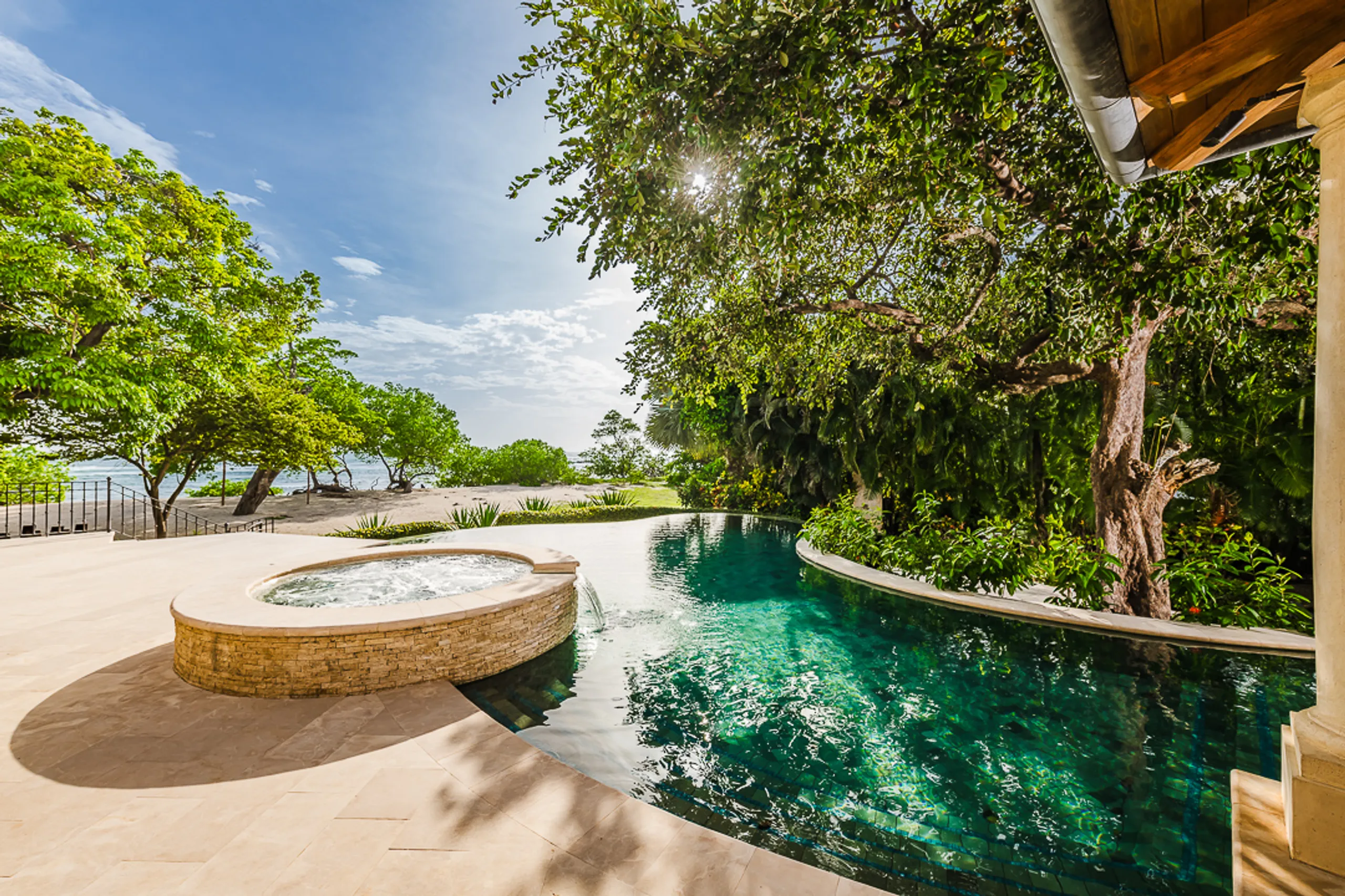 Captivating Playa Langosta Estate with Invigorating Pool and Jacuzzi — photograph 6