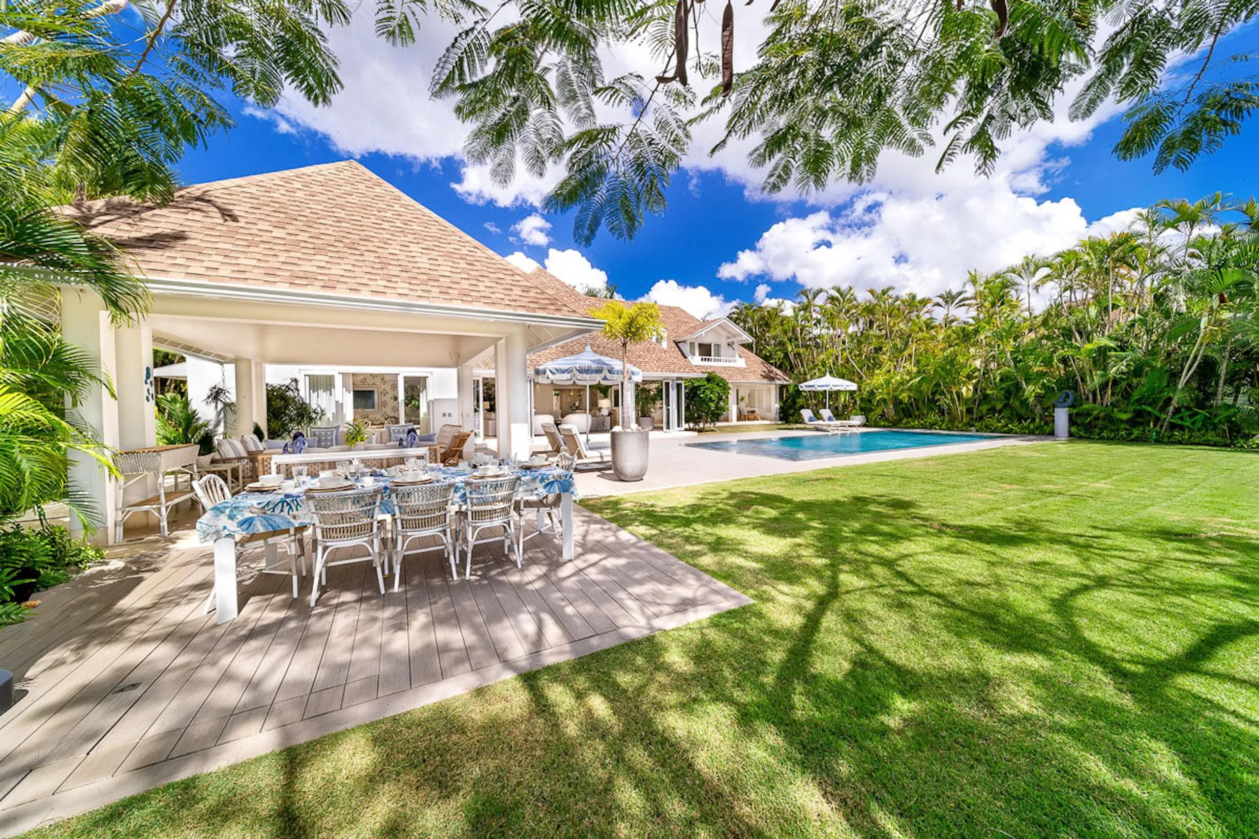 Tranquil Paradise with a Panoramic Mountain View — photograph 2