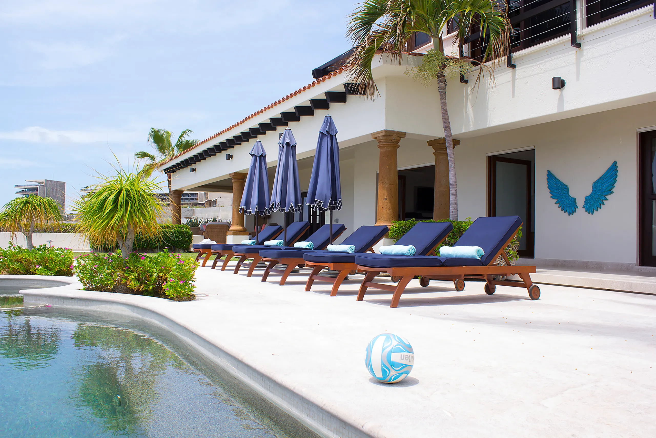 Cabo Real Luxury Estate with Infinity Pool and Ocean Views — photograph 2