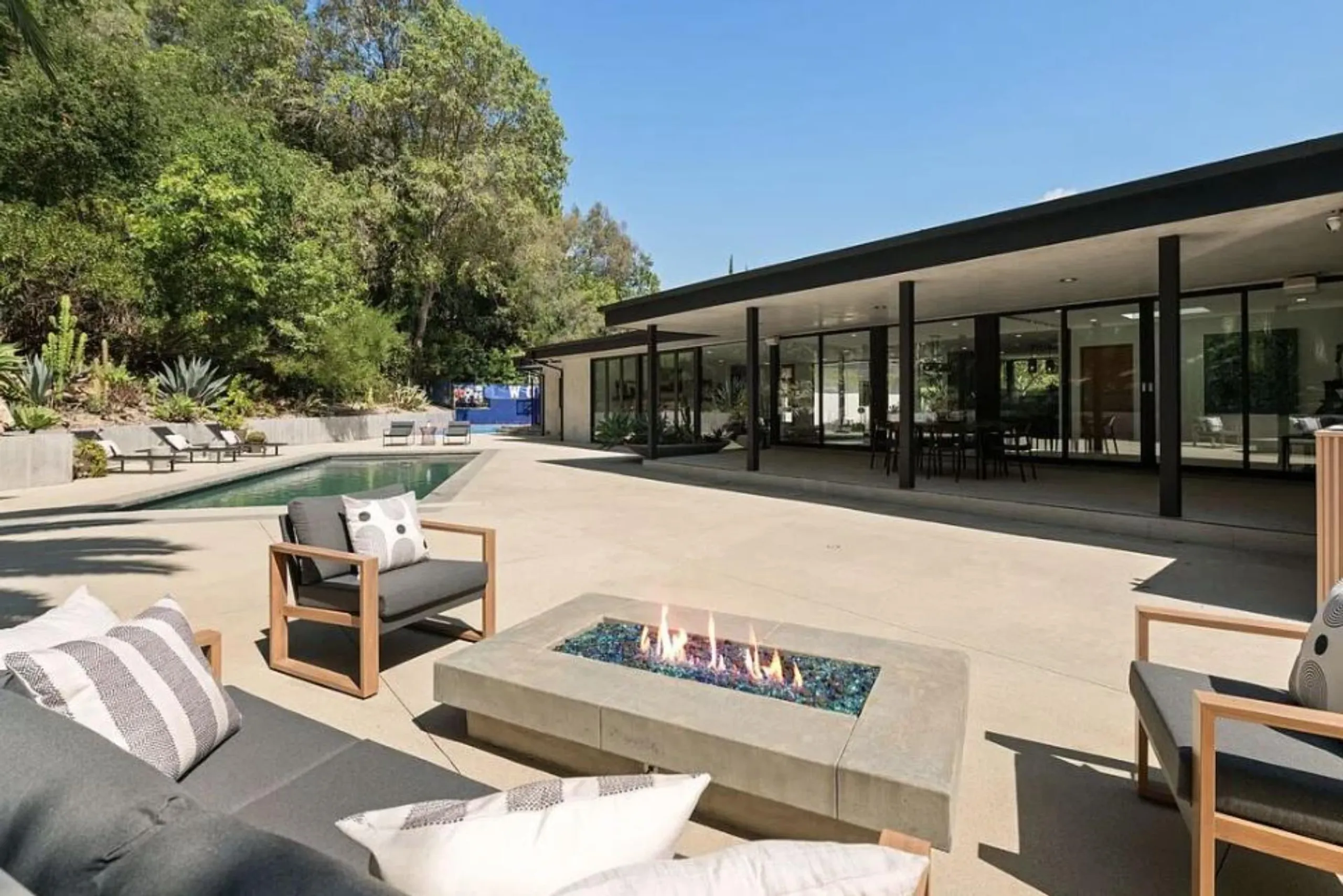 Legacy Beverly Hills Estate with Modern Luxury with Pool, Theater & Gym — photograph 4