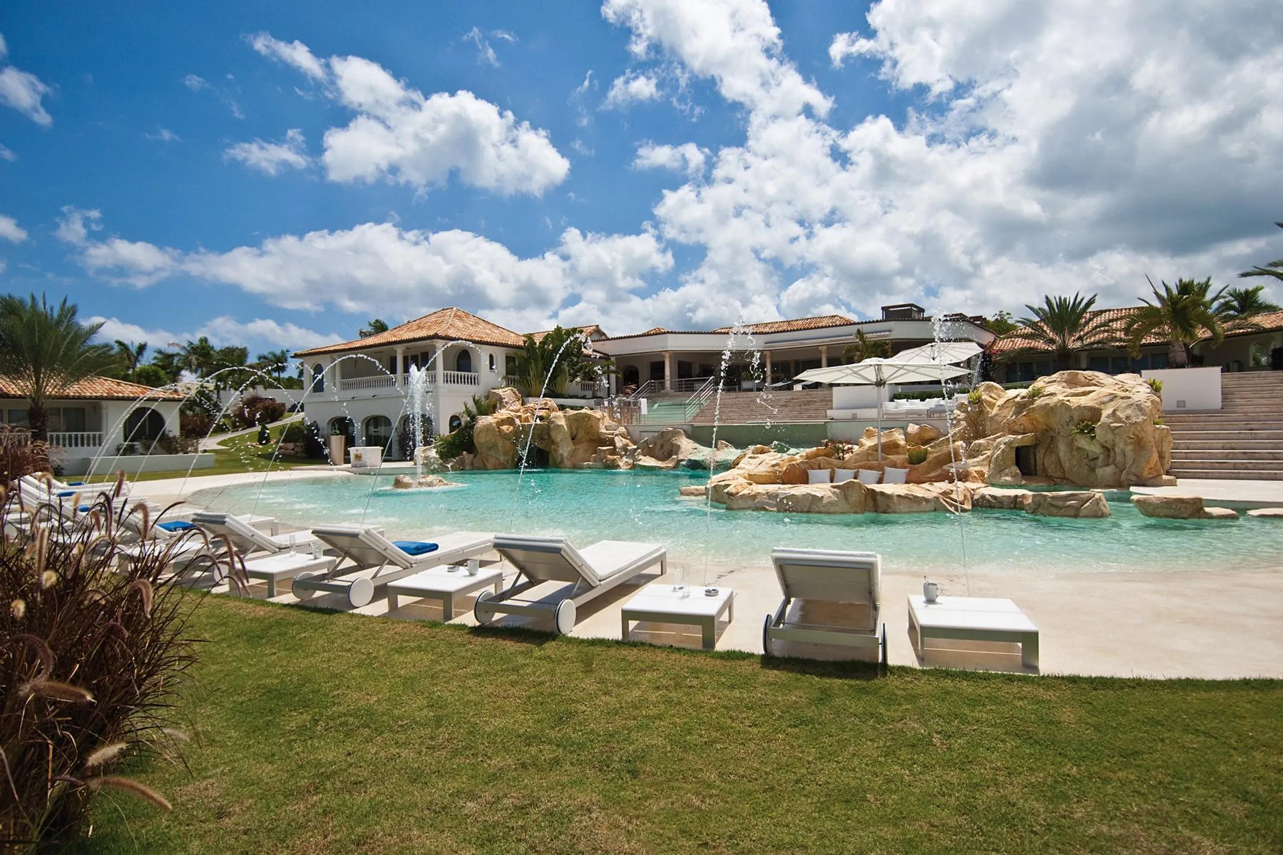 Exclusive Luxe Oasis  with Two Pools and Breathtaking Views of the Caribbean Sea — photograph 10