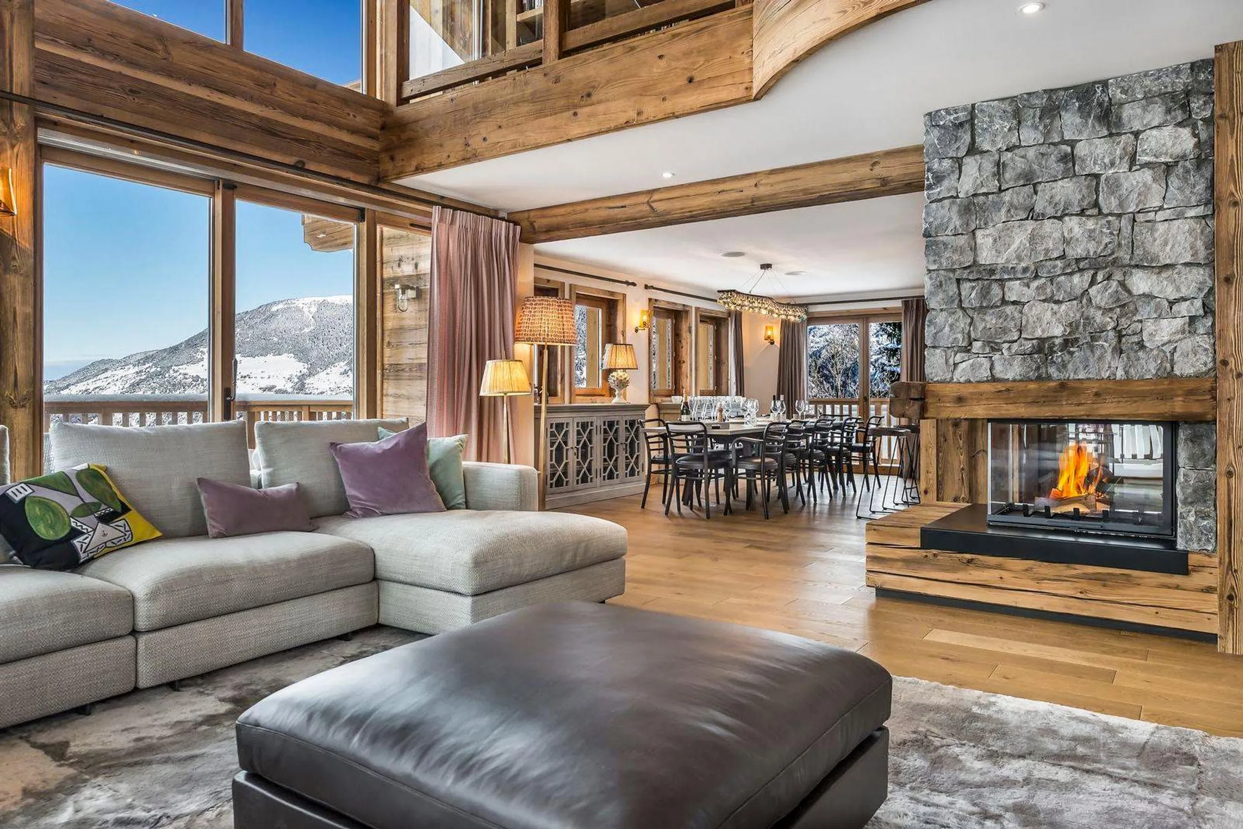 Sophisticated Five-Bedroom Chalet with Sweeping Alpine Views — photograph 2