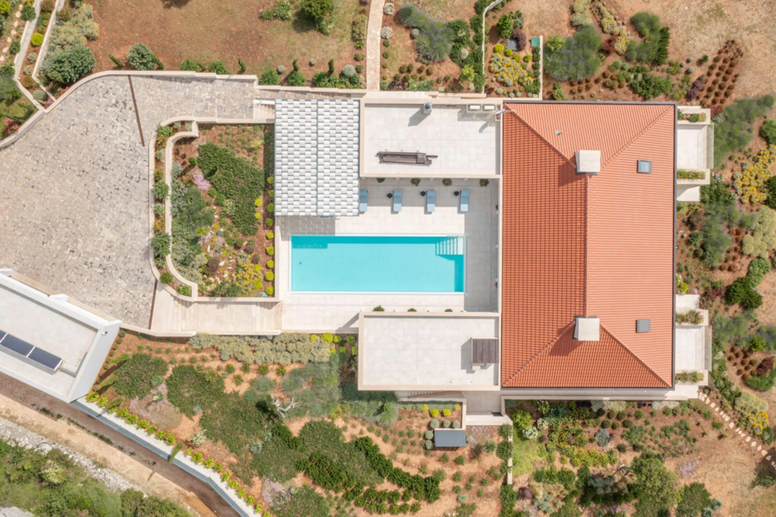 Invigorating Contemporary Villa with Private Pool and Garden View — photograph 3