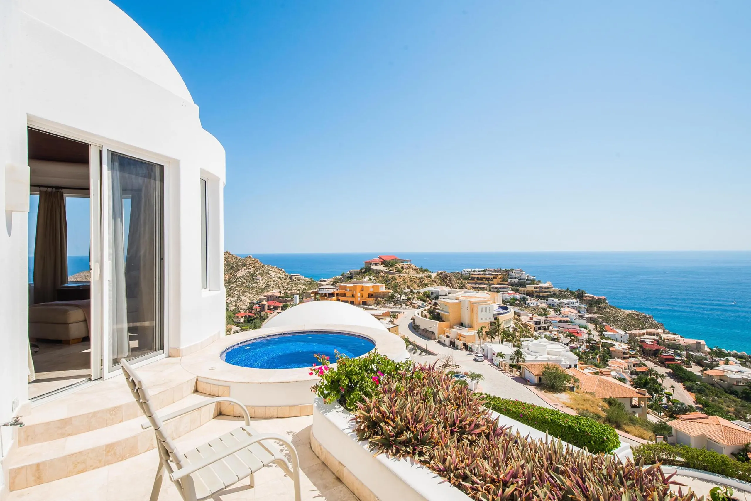 Elegant Mediterranean-style Villa with Infinity Pool and Blue Ocean Views — photograph 8
