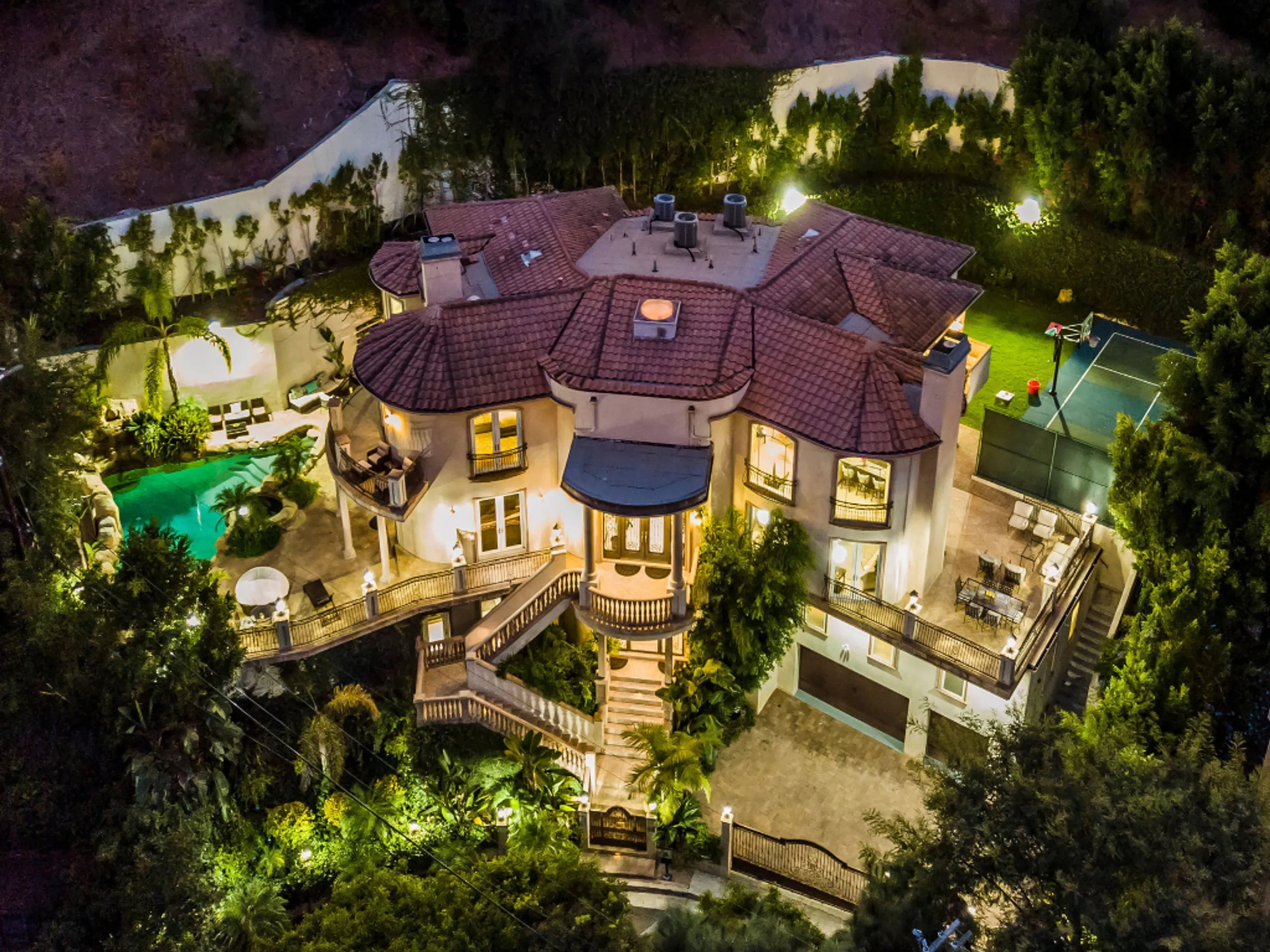 Classic Beverly Hills Estate with Amazing Amenities — photograph 3