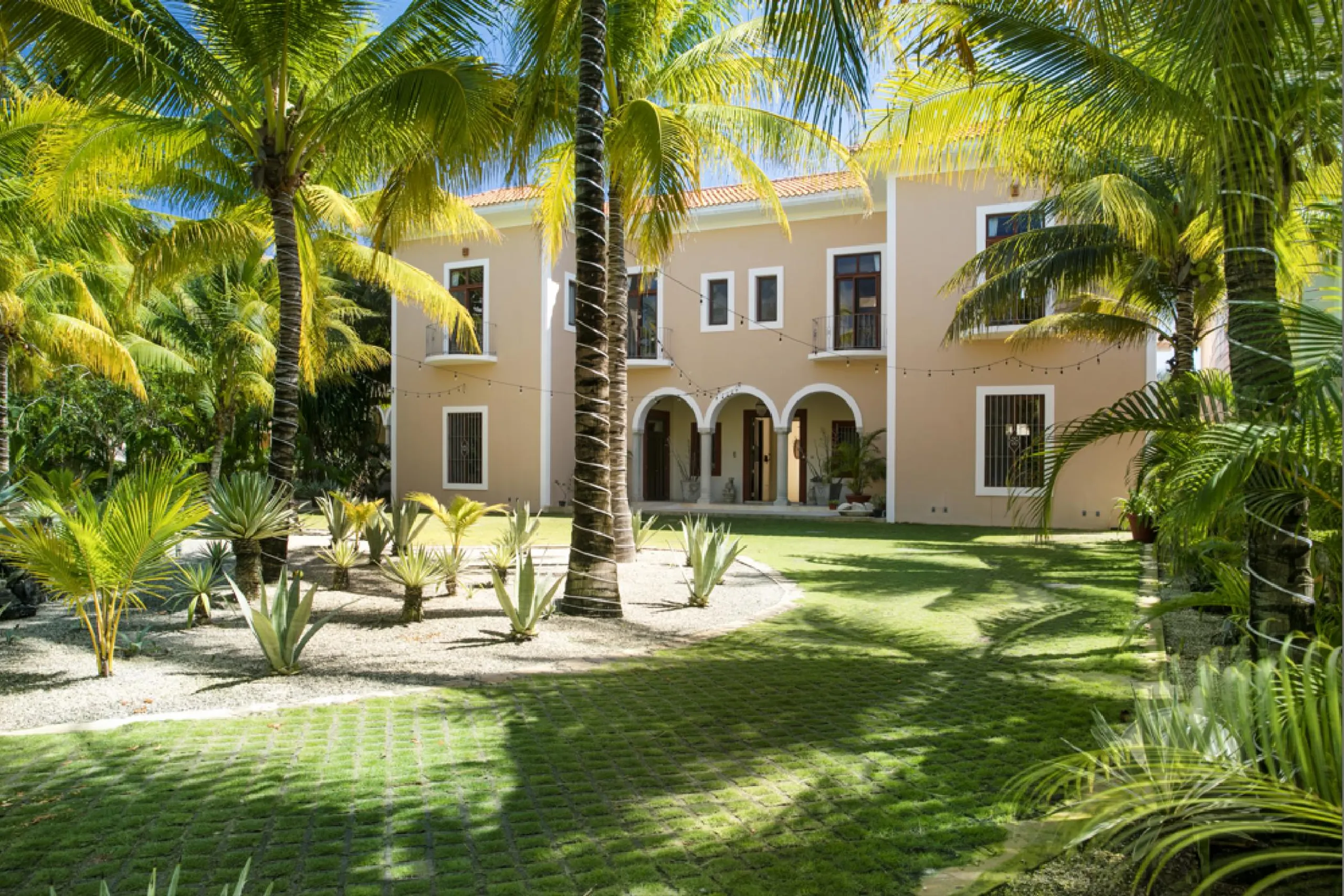 Beach Front Luxury Hacienda with Private Pool and Ocean Views — photograph 3