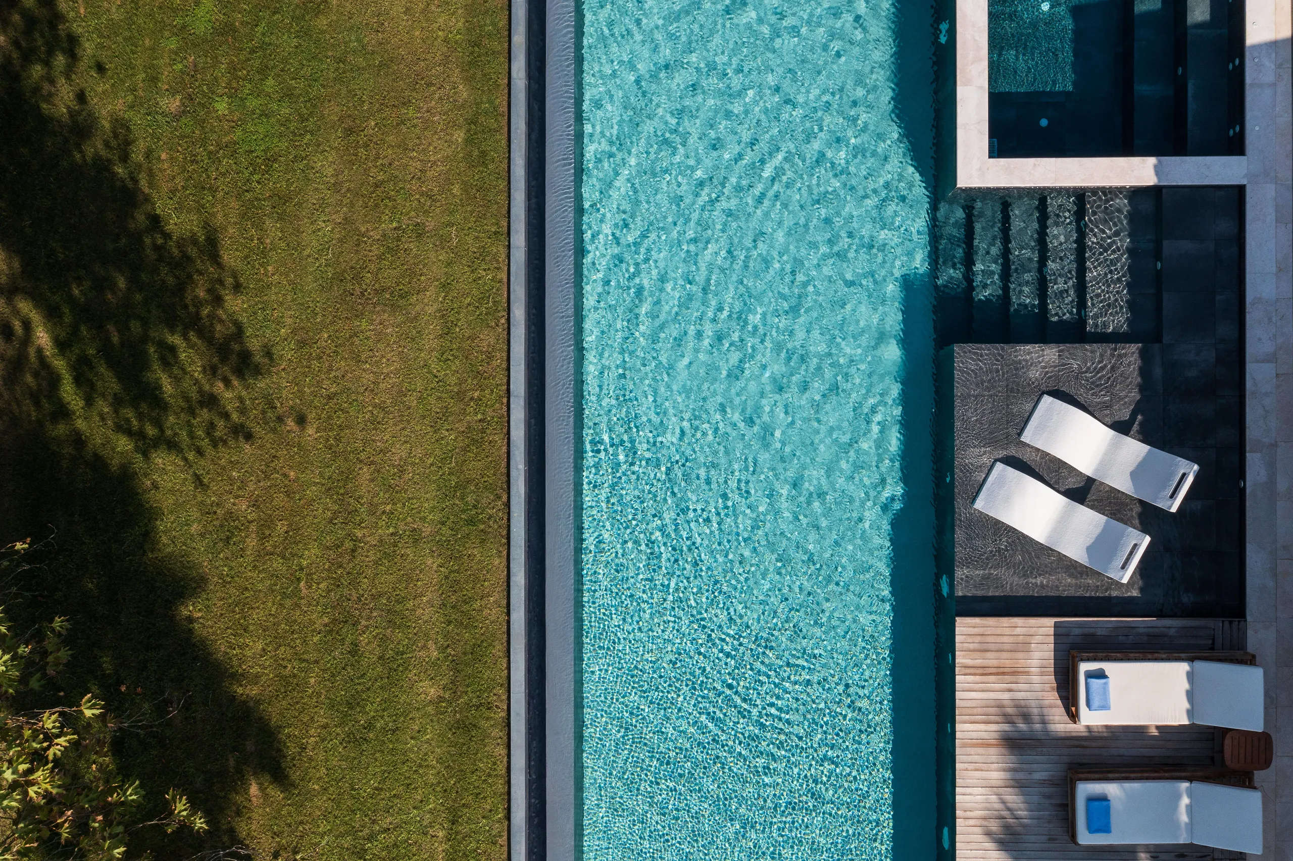 Luxurious Retreat with Majestic Mountain Views and Elegant Pool VILLAWAY® — photograph 7