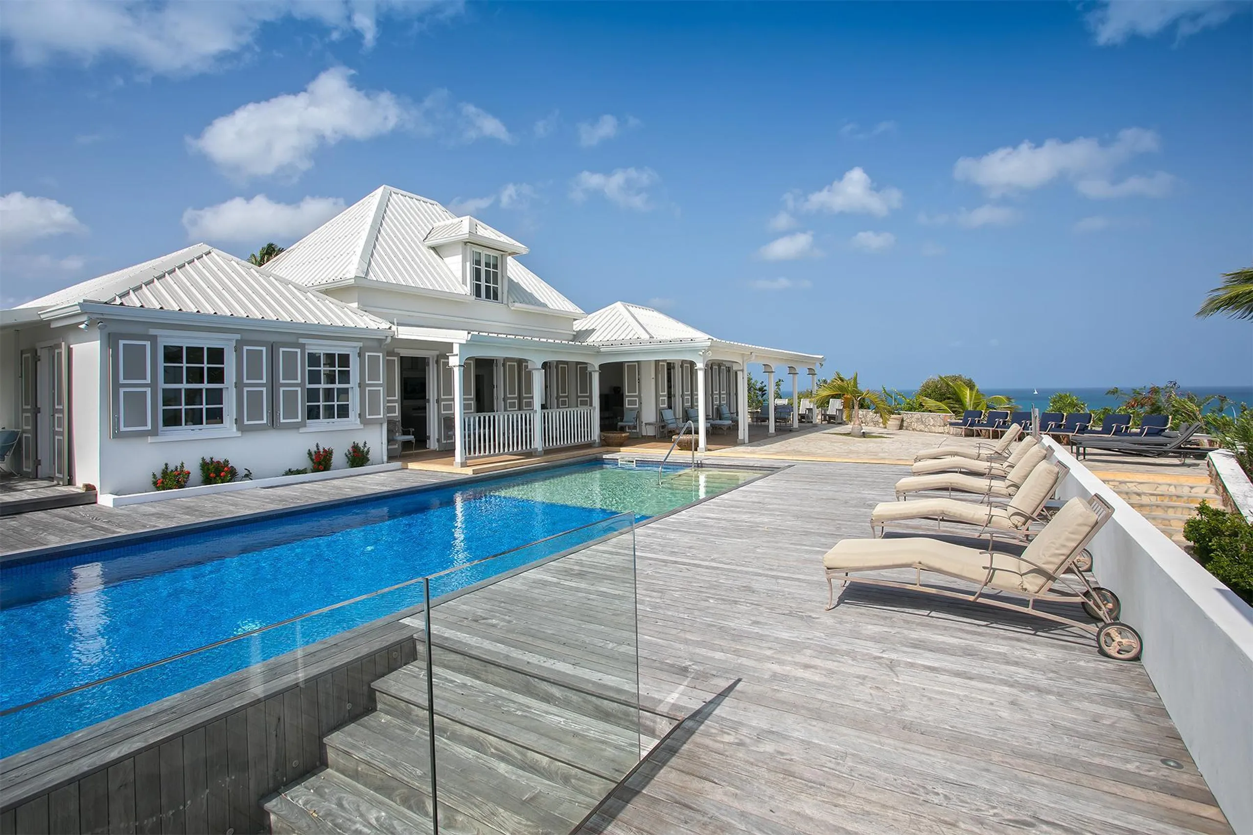 French Caribbean Architecture with Modern Interiors Villa with 270 Degree Views of the Caribbean and Infinity Pool — photograph 5