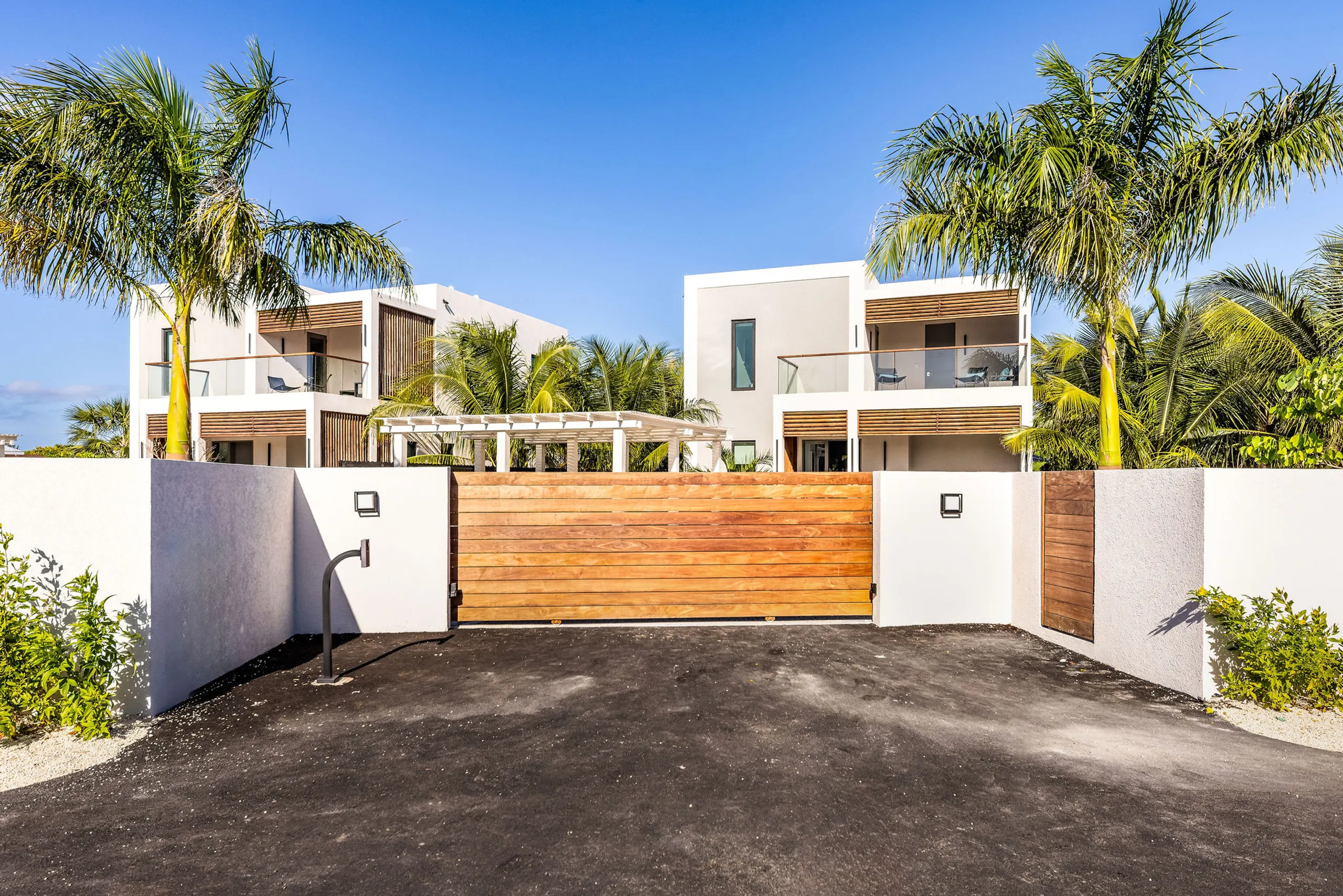 Modern 3 Bedroom Villa with Private Pool, and Lush Garden — photograph 2