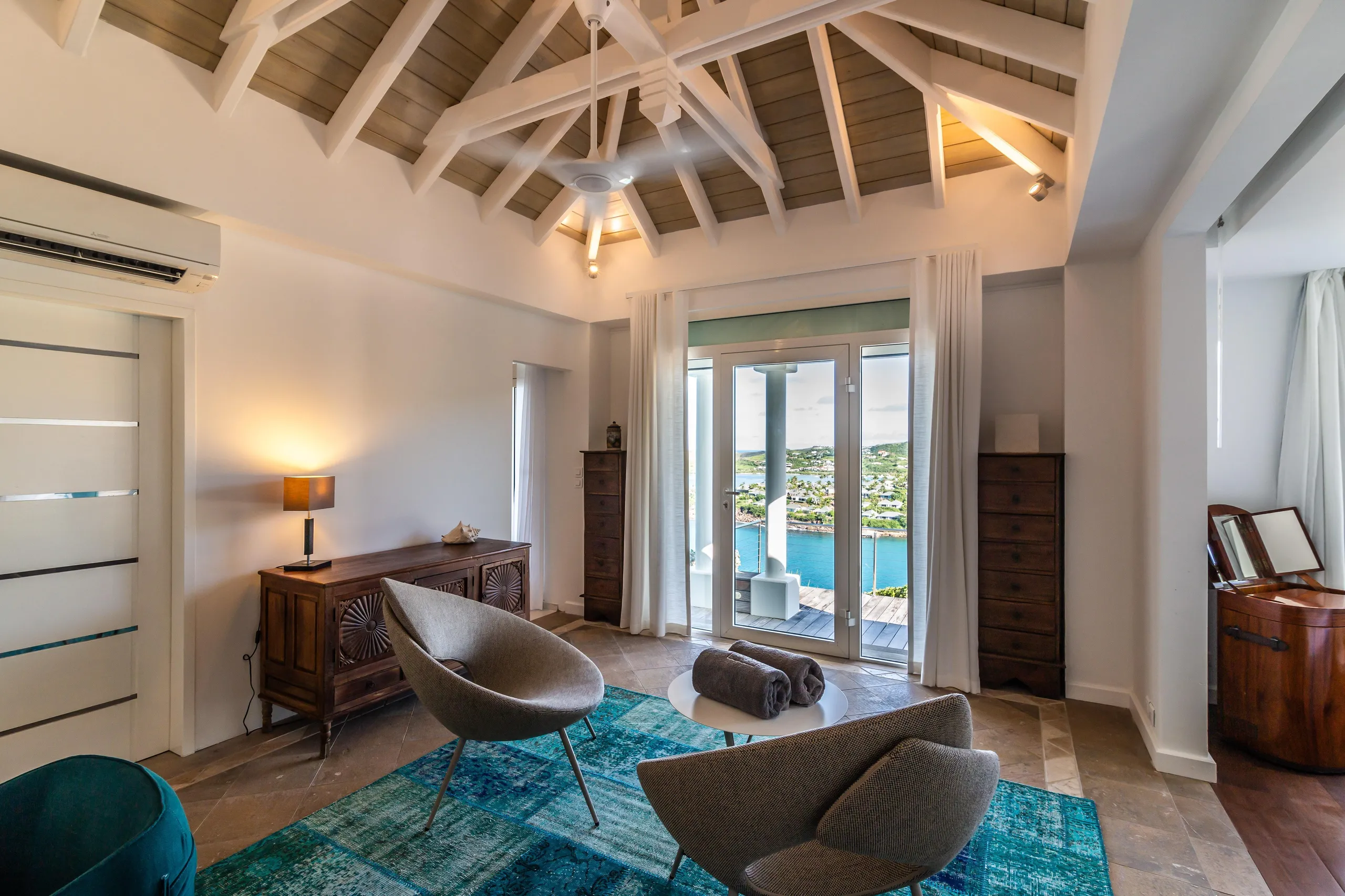 Magnificent Paradise Estate with Private Pool and Walks to Beach — photograph 11