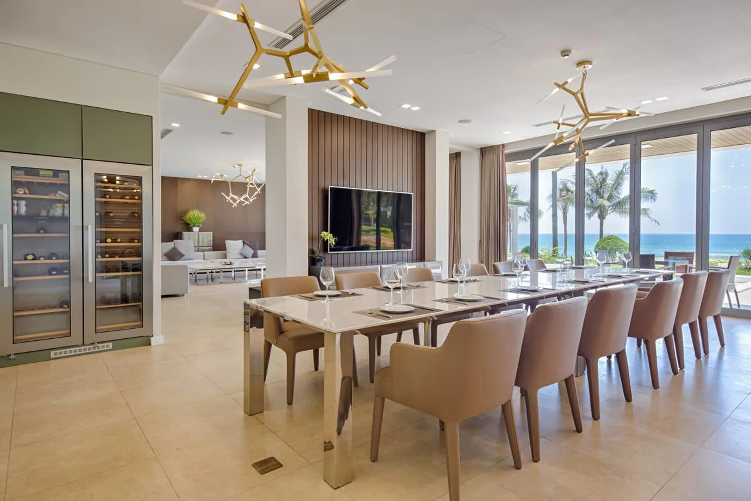 Top-of-the-line Beachfront Villa with Infinity Pool and  World-Class Golf Courses Nearby — photograph 8