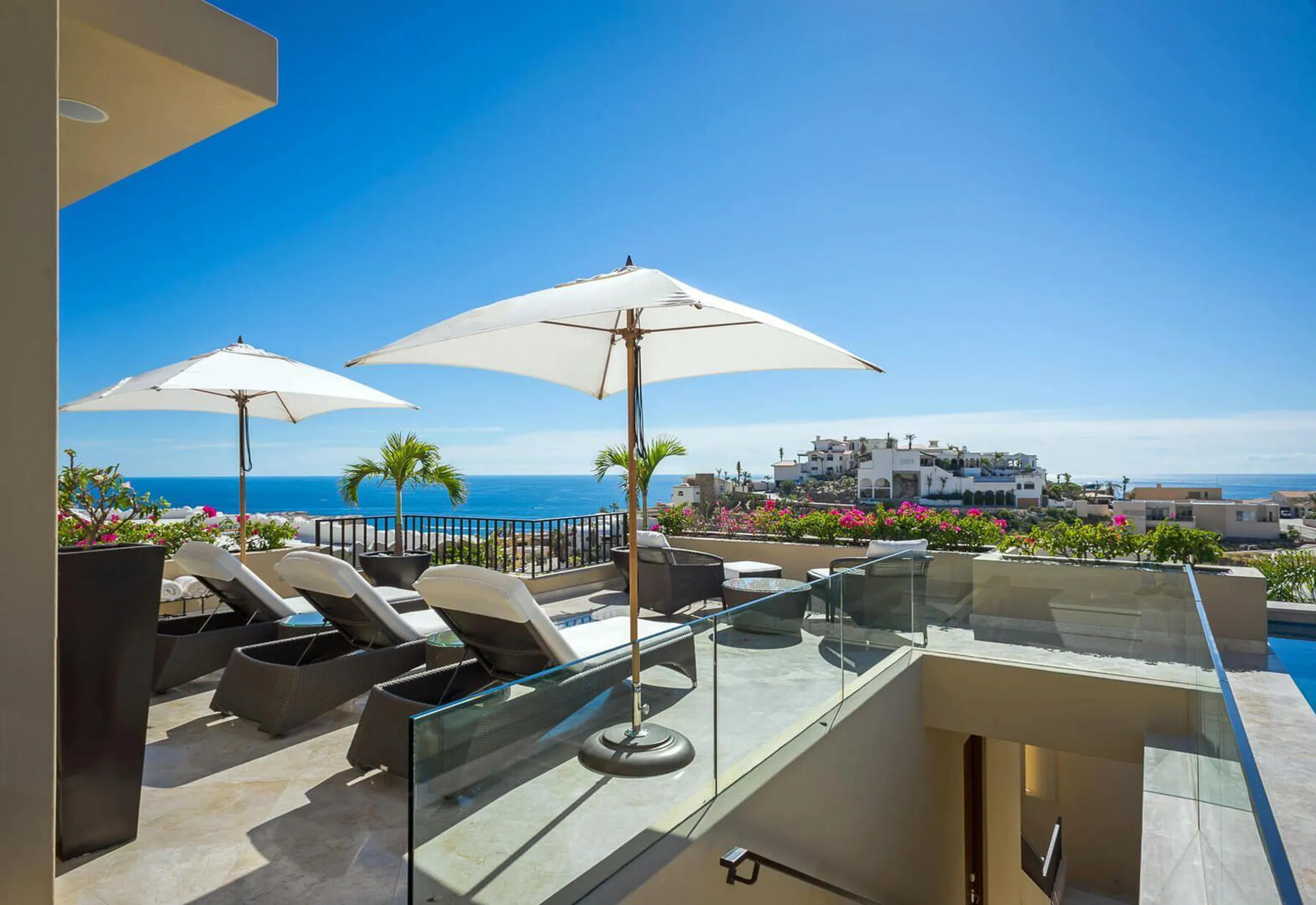 Modern Pedregal Luxe Retreat with Private Pool and Sweeping Views — photograph 2