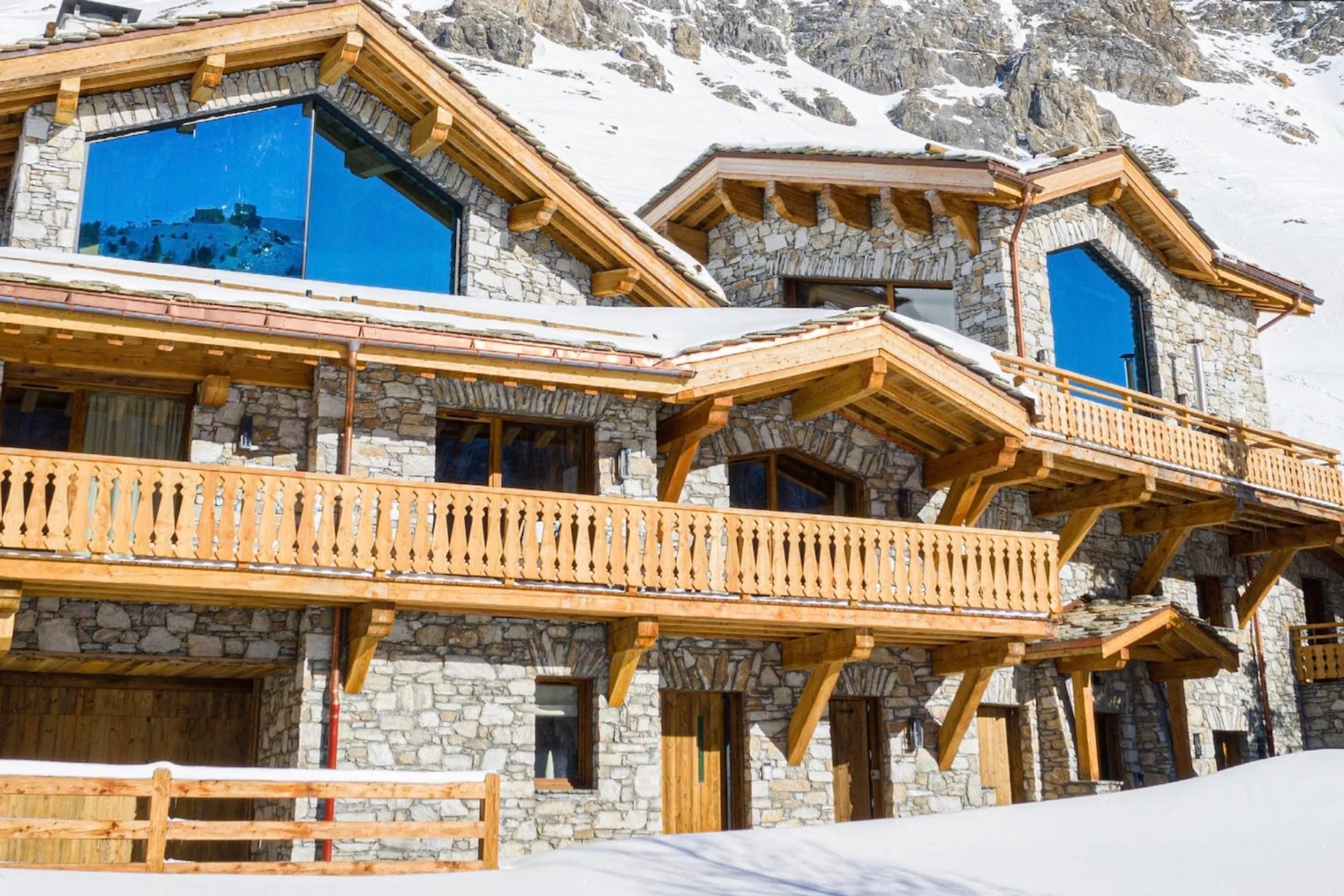 Val d'Isère Vista Haven Villa with Indoor Spa Pool — photograph 2