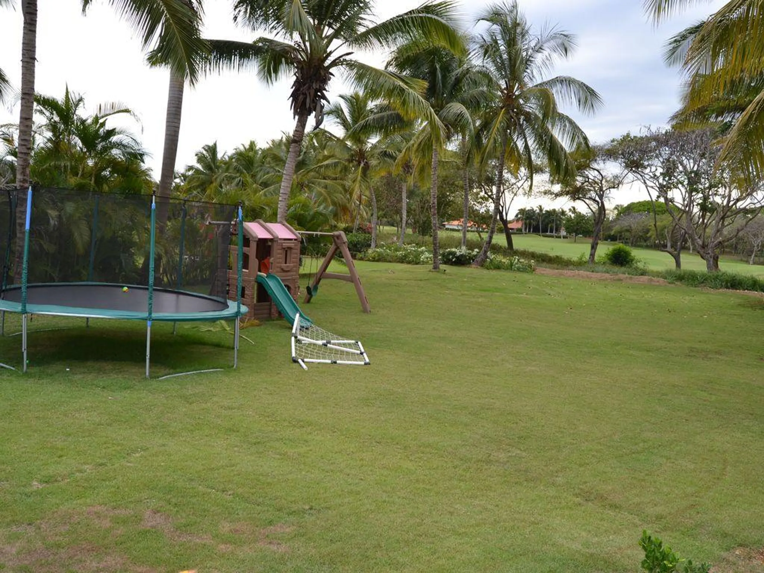 Elegant La Romana Villa with Private Pool and Garden Grounds — photograph 3